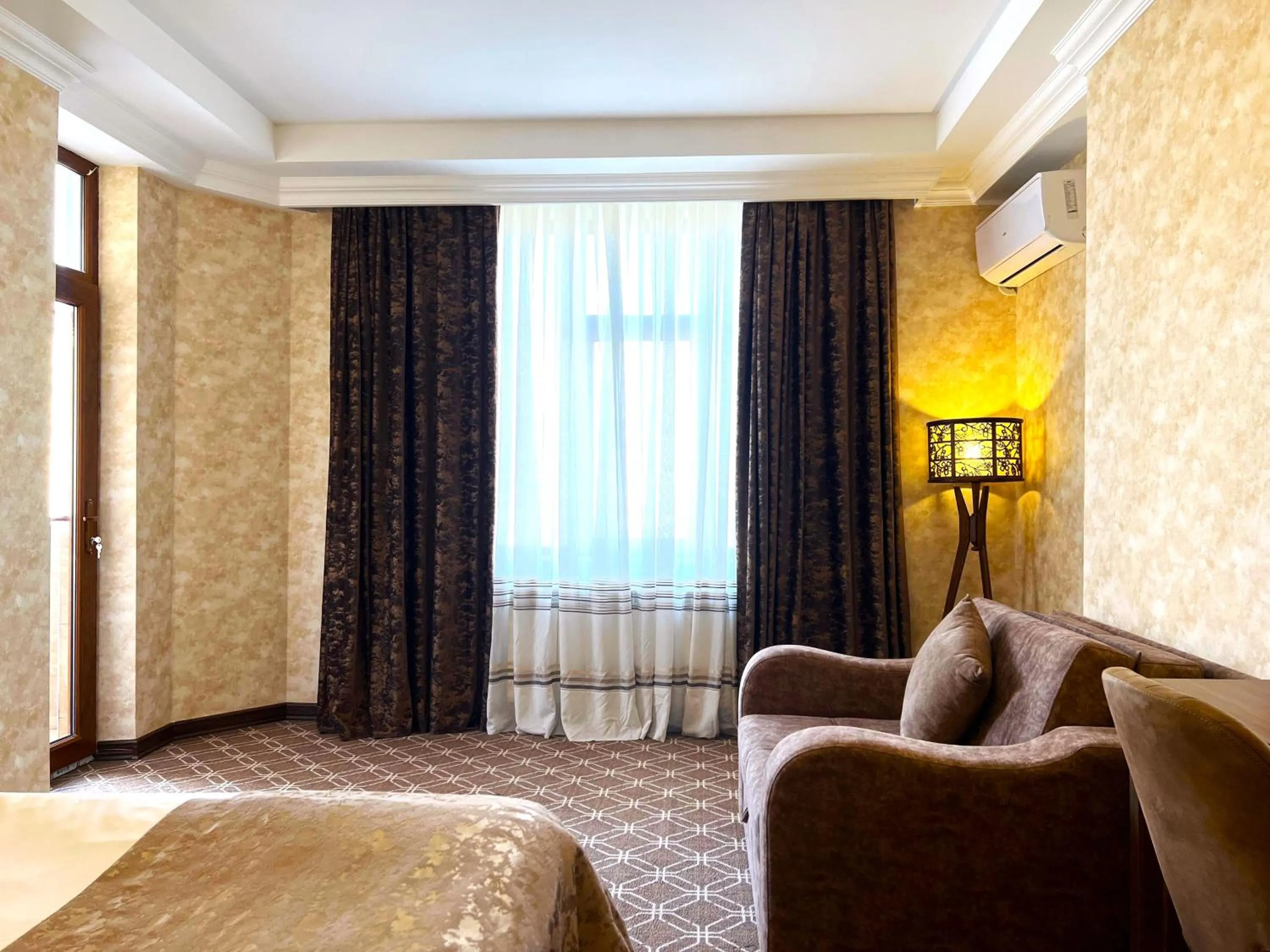 Bedroom, Bed in Alison Boulevard Hotel