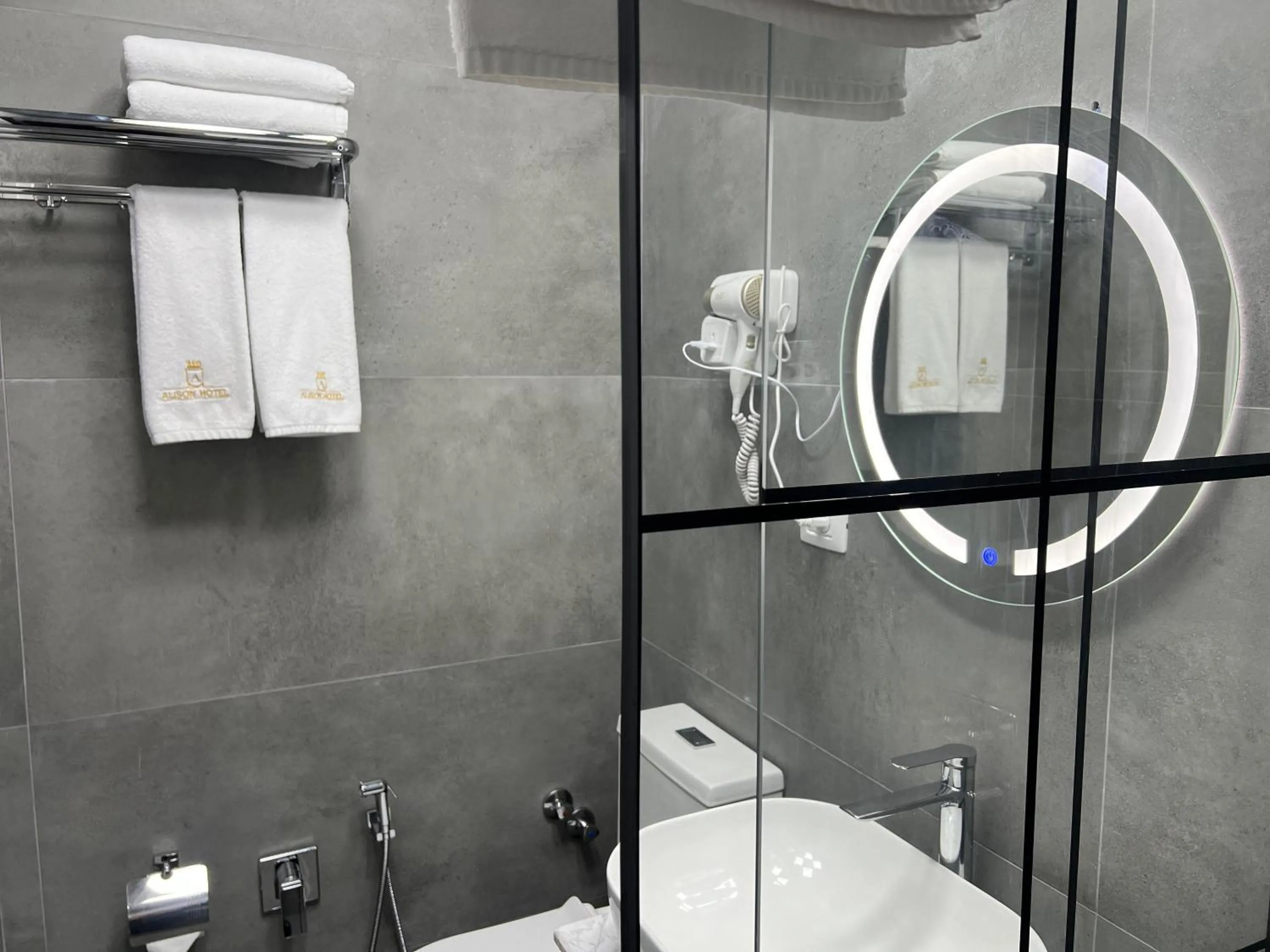 Bathroom in Alison Boulevard Hotel