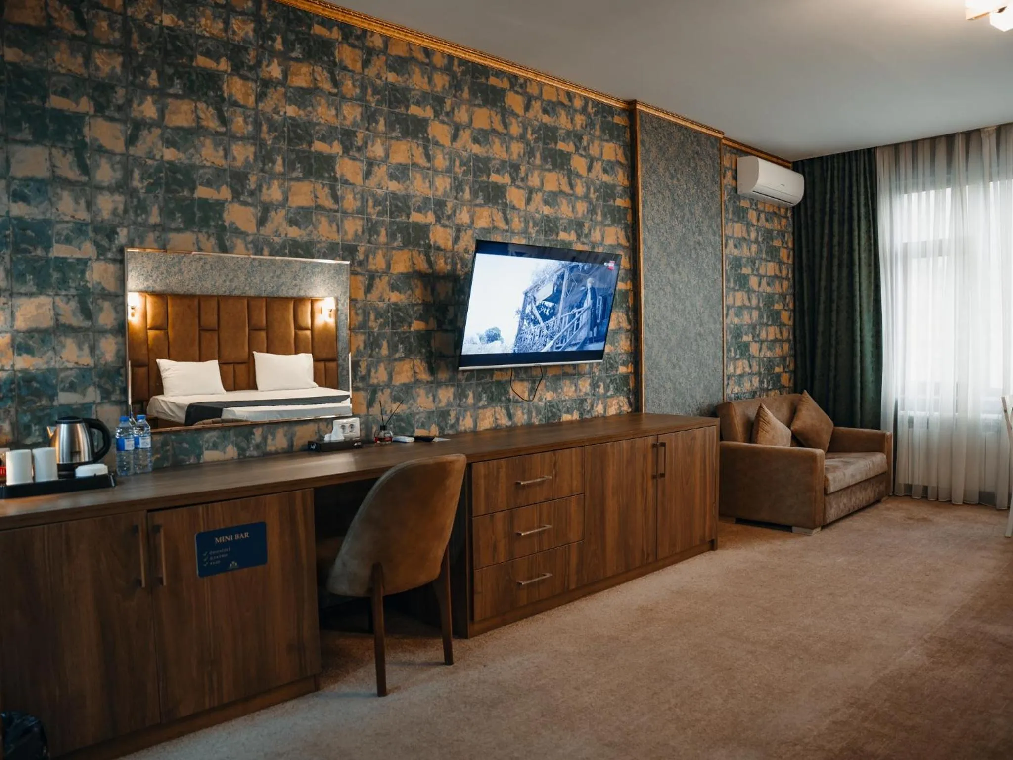 TV and multimedia in Alison Boulevard Hotel