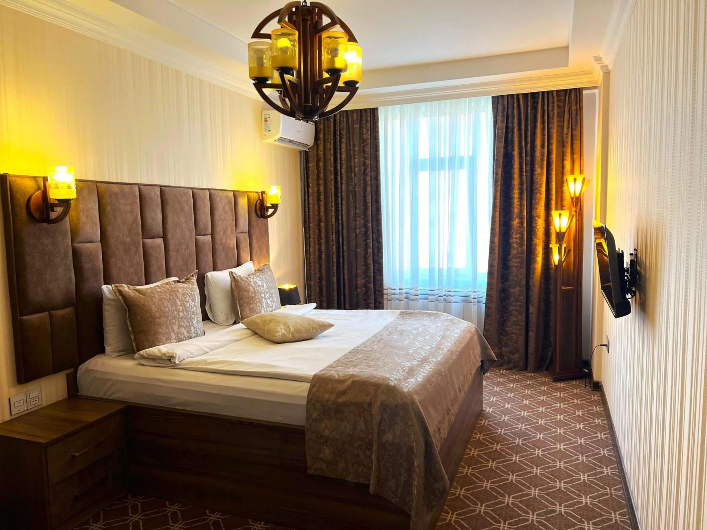 Bedroom, Bed in Alison Boulevard Hotel