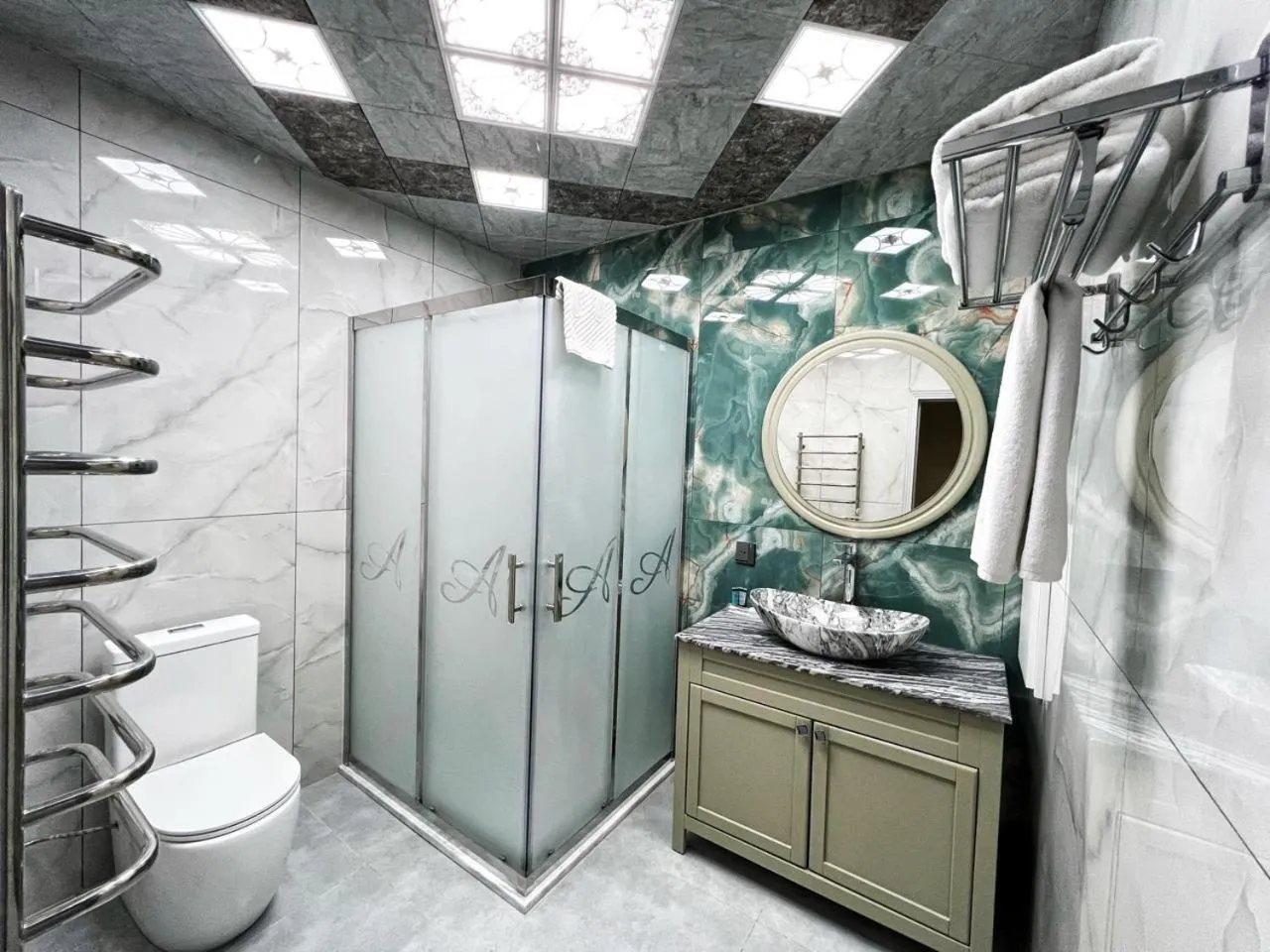Bathroom in Alison Boulevard Hotel