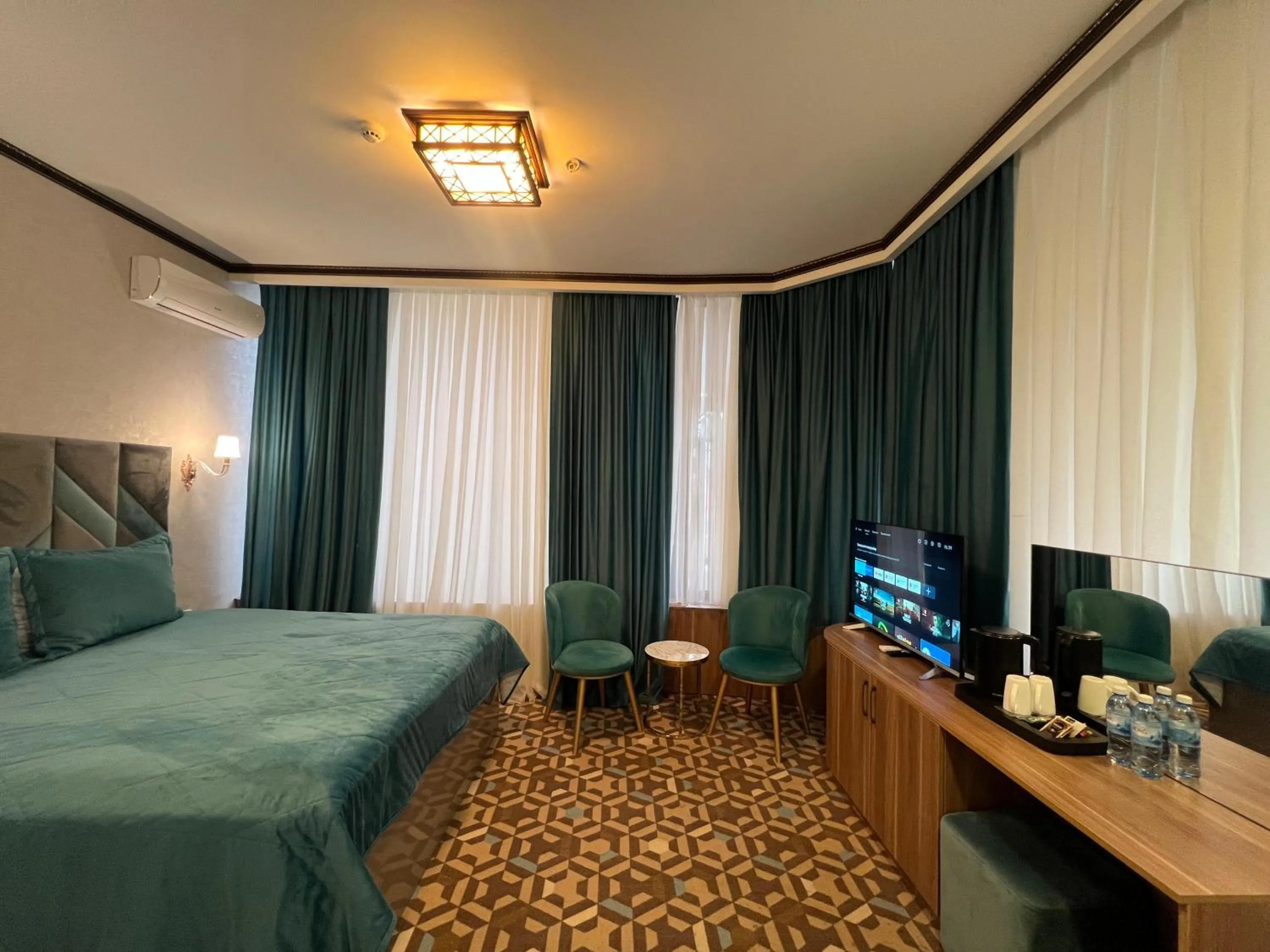Bedroom, Bed in Alison Boulevard Hotel
