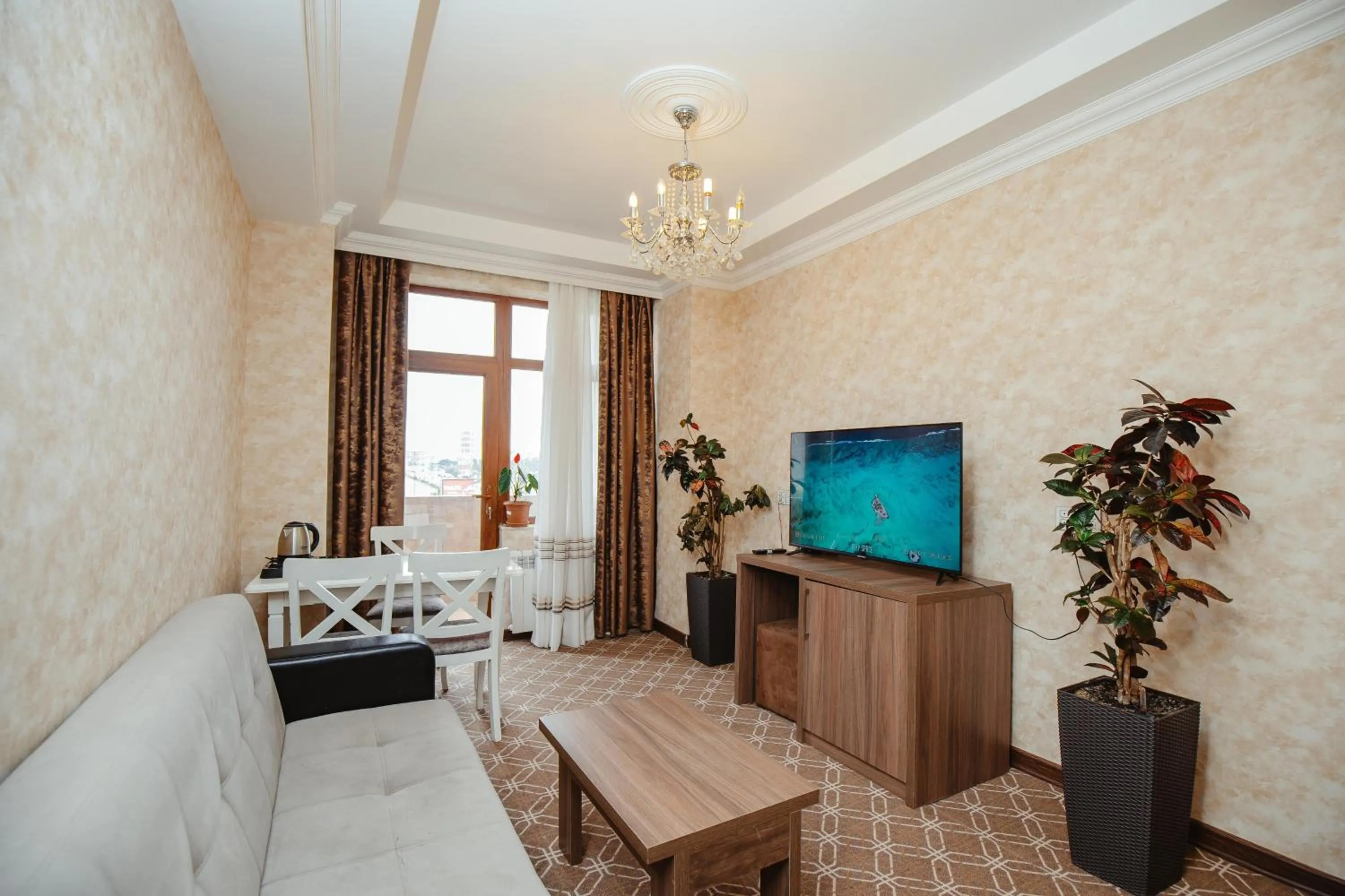 Living room in Alison Boulevard Hotel