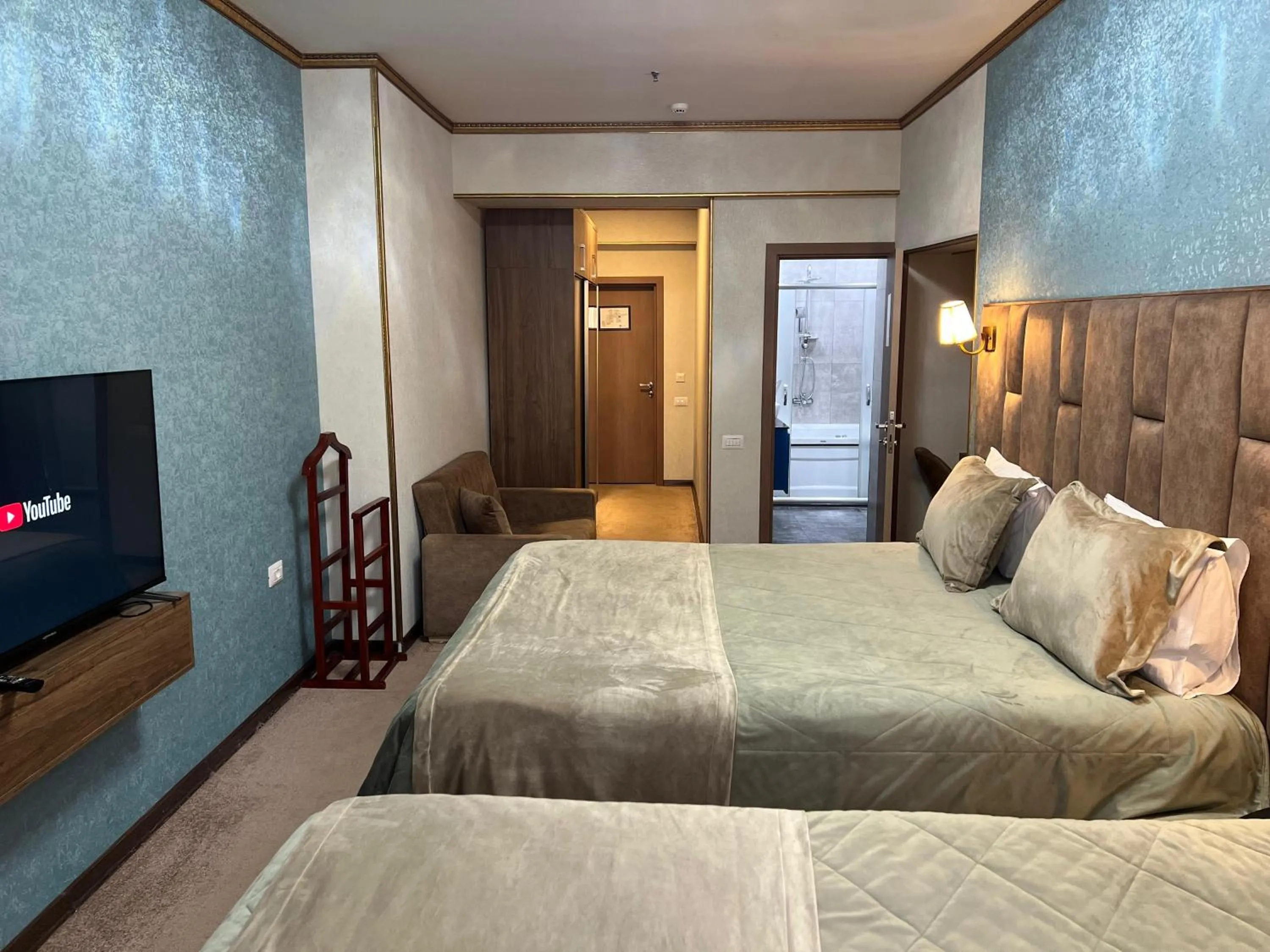 Bedroom, Bed in Alison Boulevard Hotel