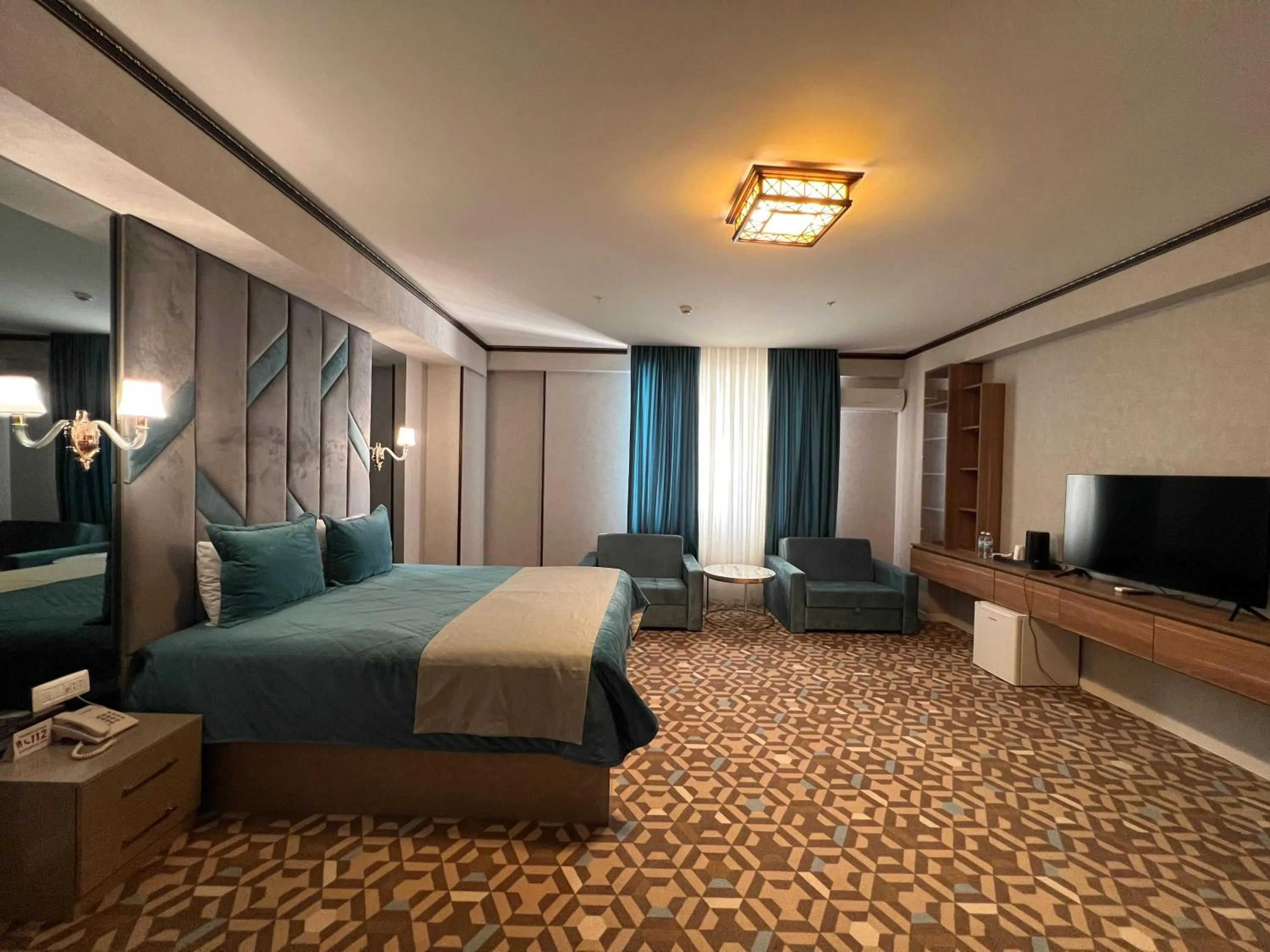 Photo of the whole room, Bed in Alison Boulevard Hotel