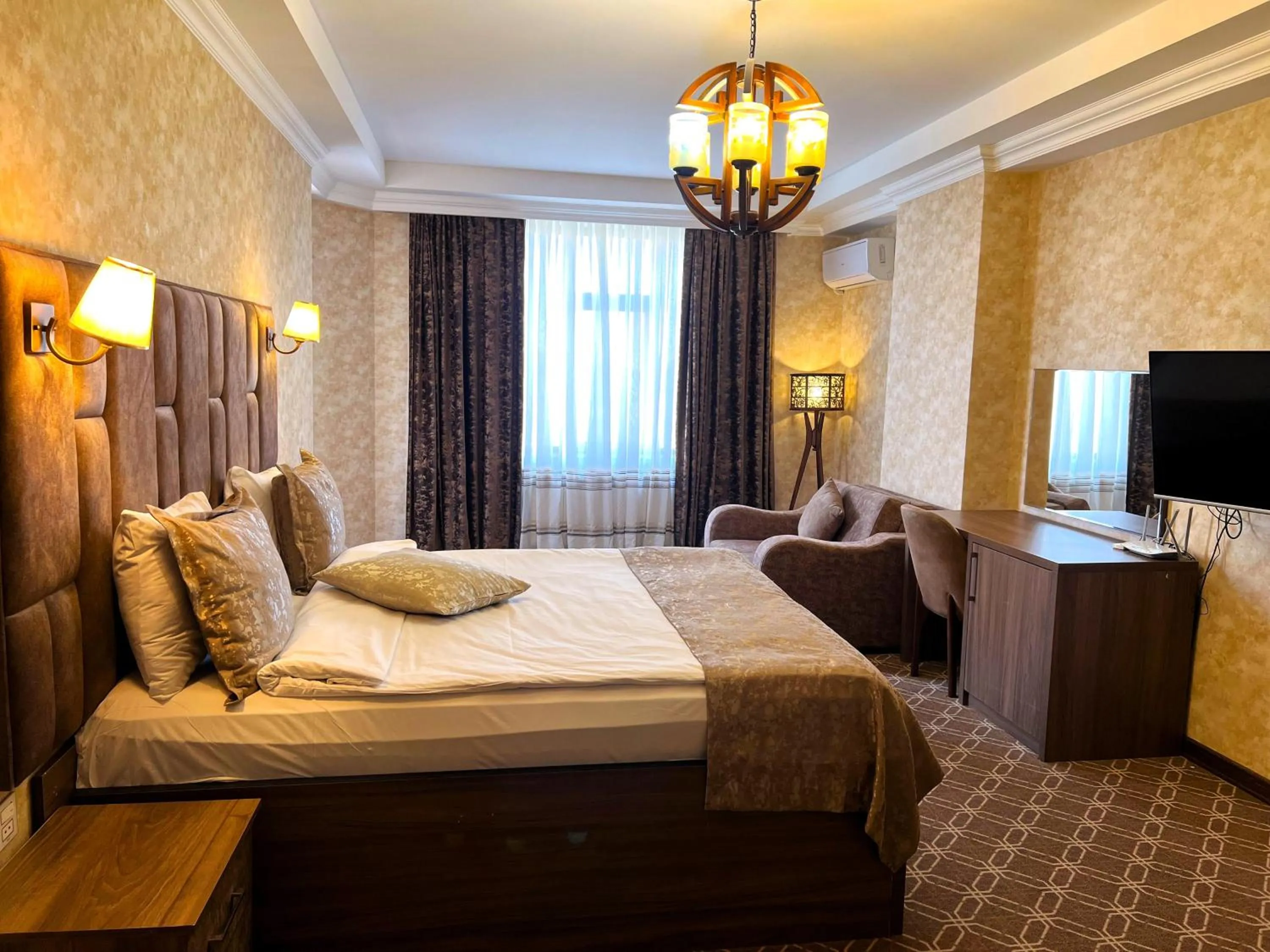 Bedroom, Bed in Alison Boulevard Hotel