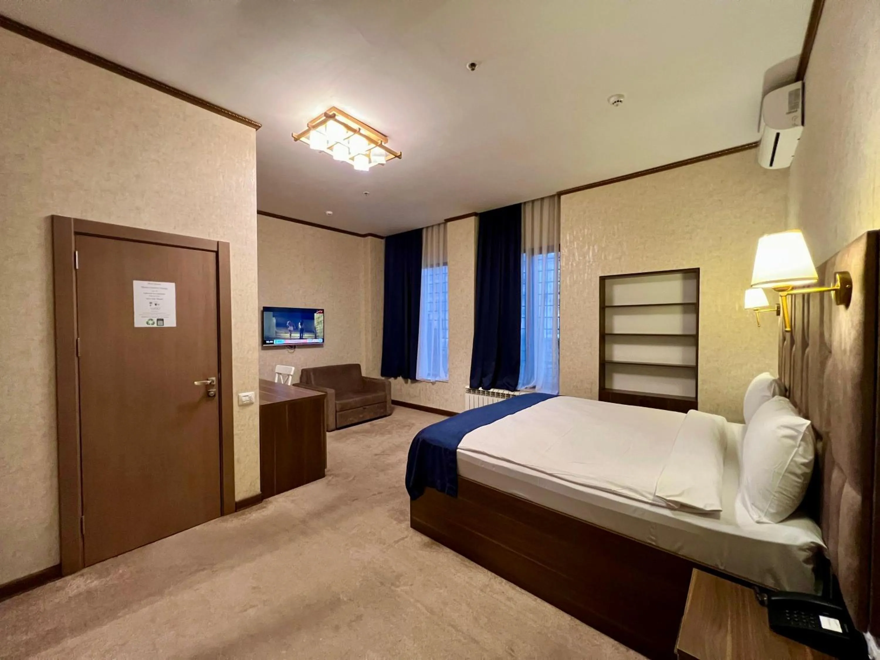 Photo of the whole room, Bed in Alison Boulevard Hotel