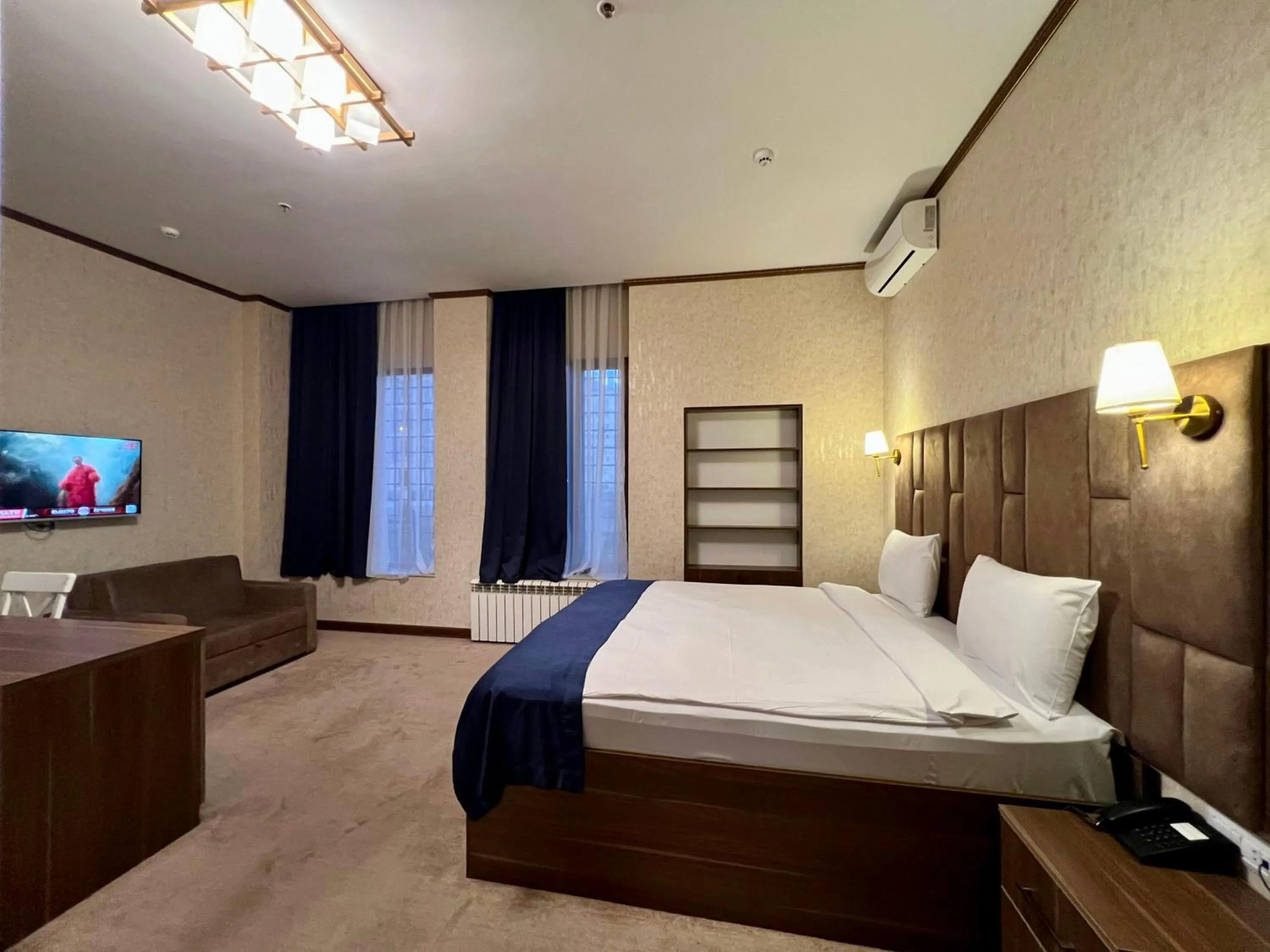 Bedroom, Bed in Alison Boulevard Hotel