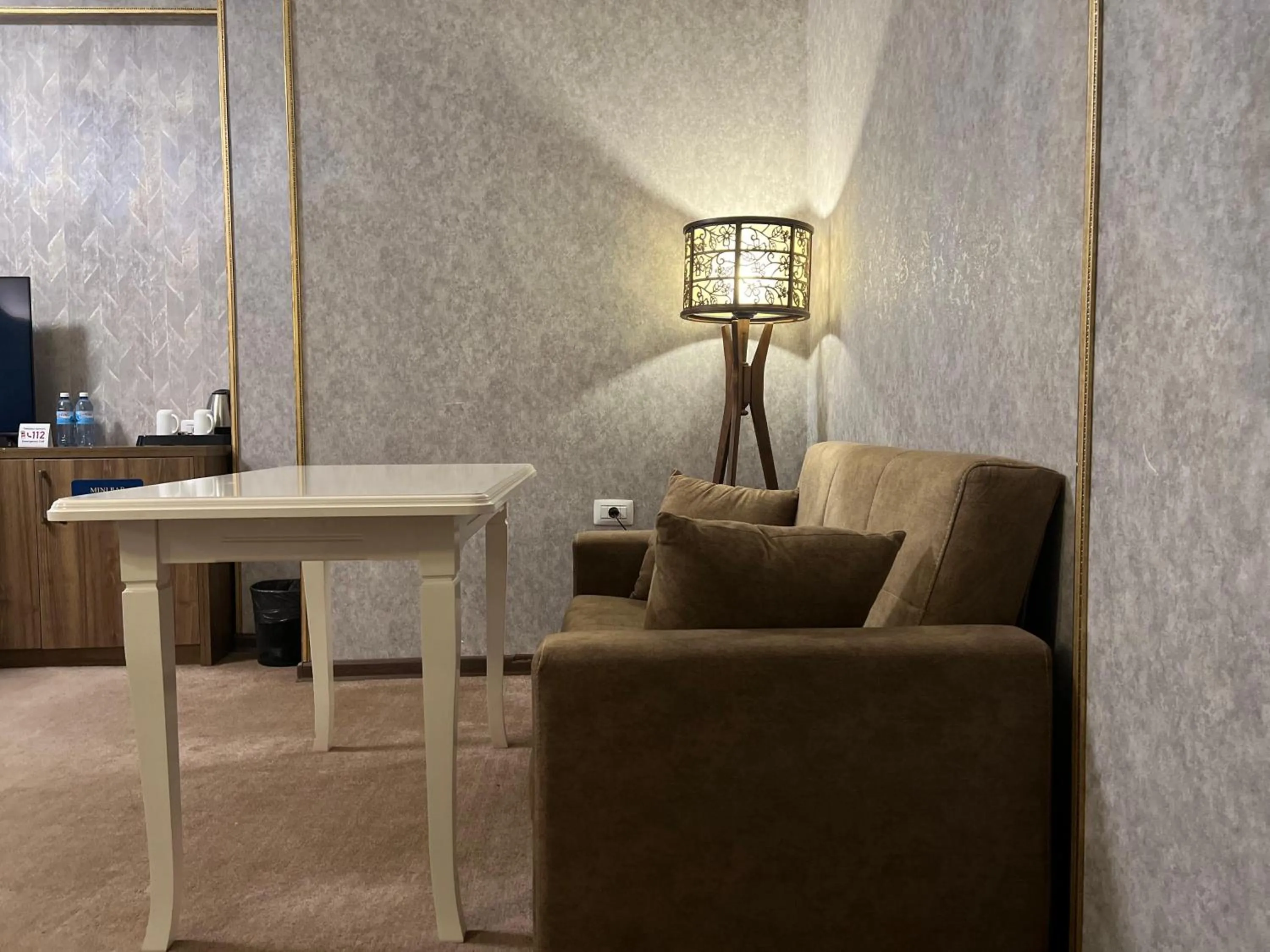 Seating area in Alison Boulevard Hotel