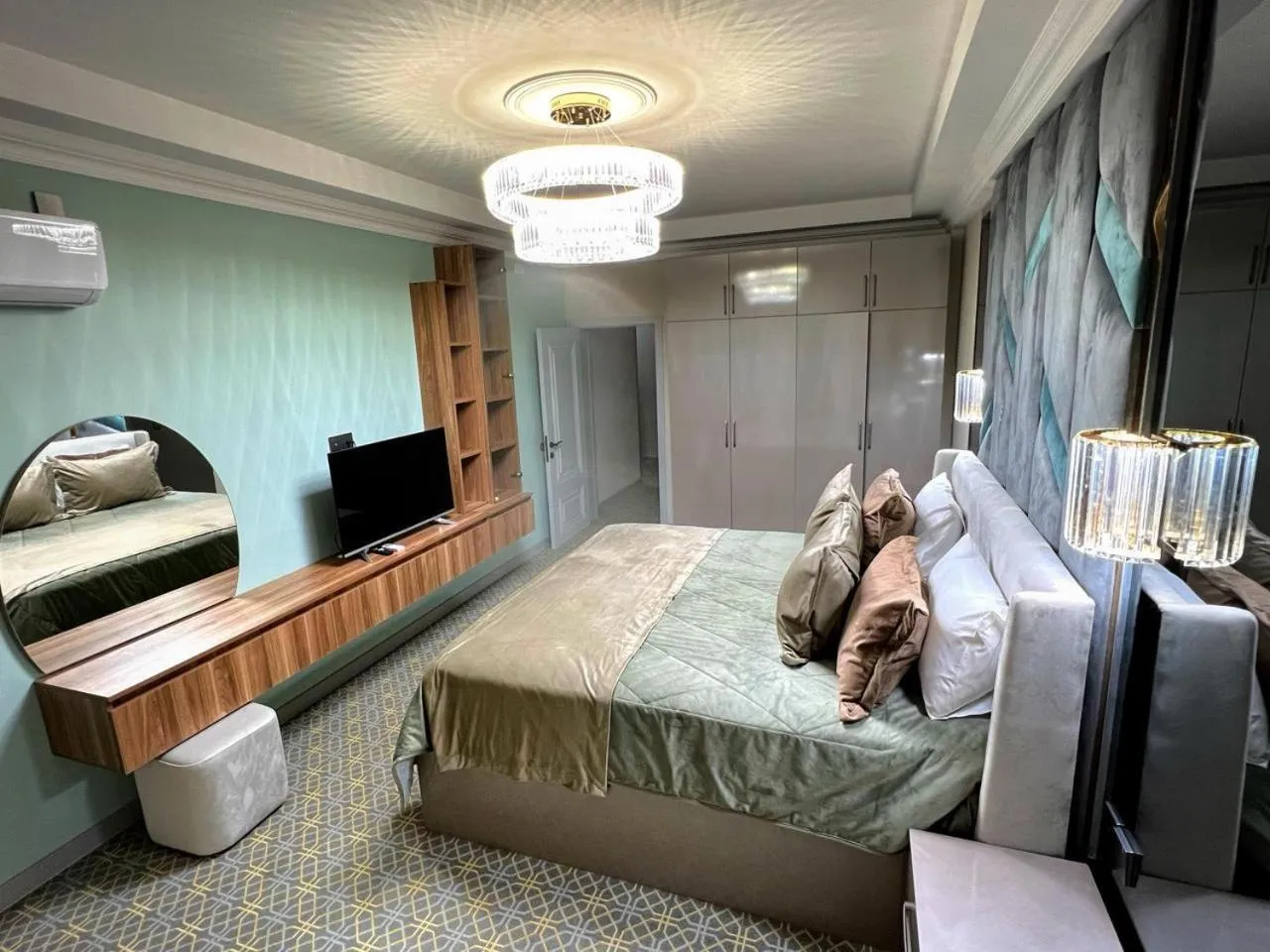 Bedroom, Bed in Alison Boulevard Hotel