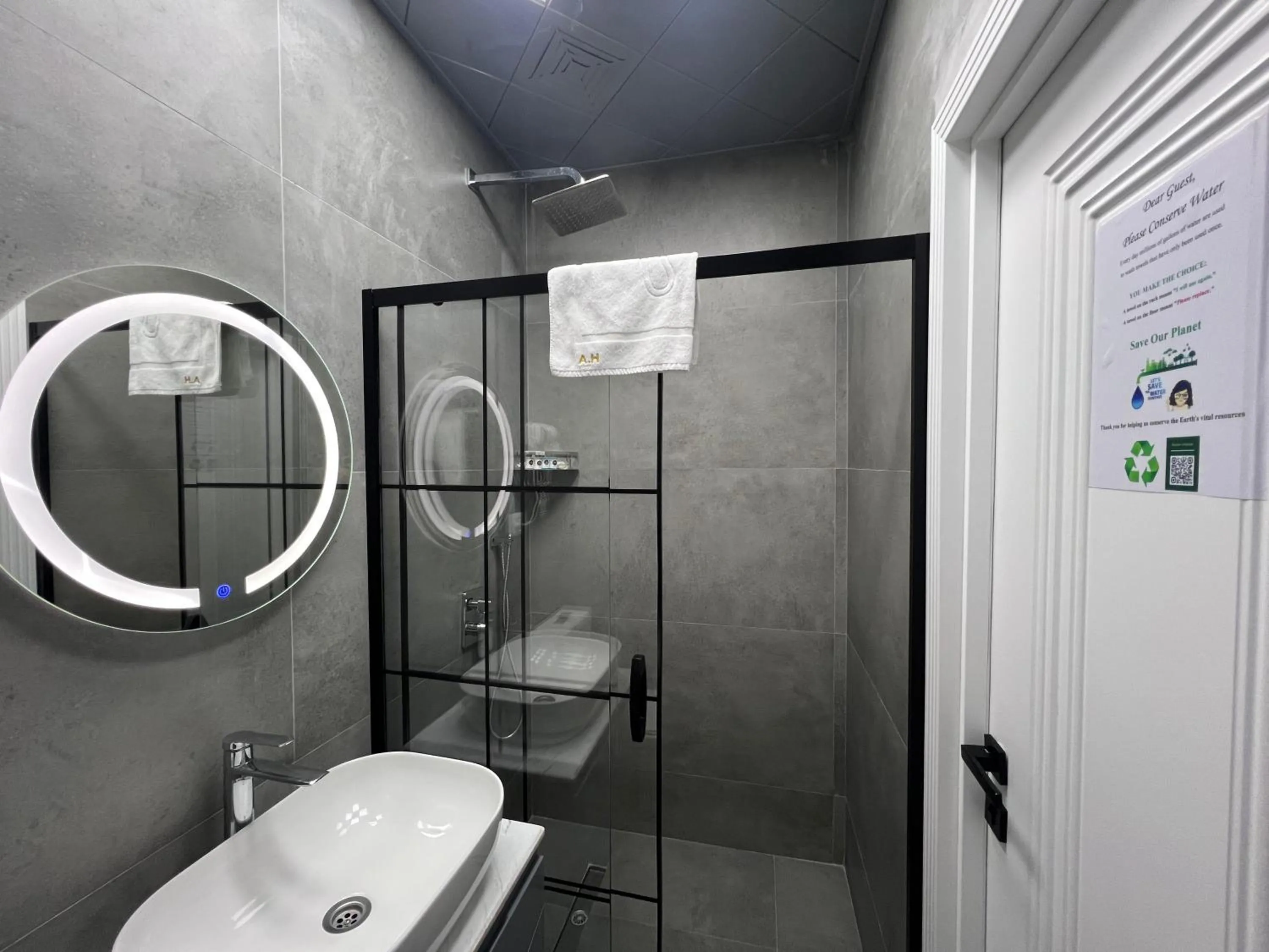 Bathroom in Alison Boulevard Hotel