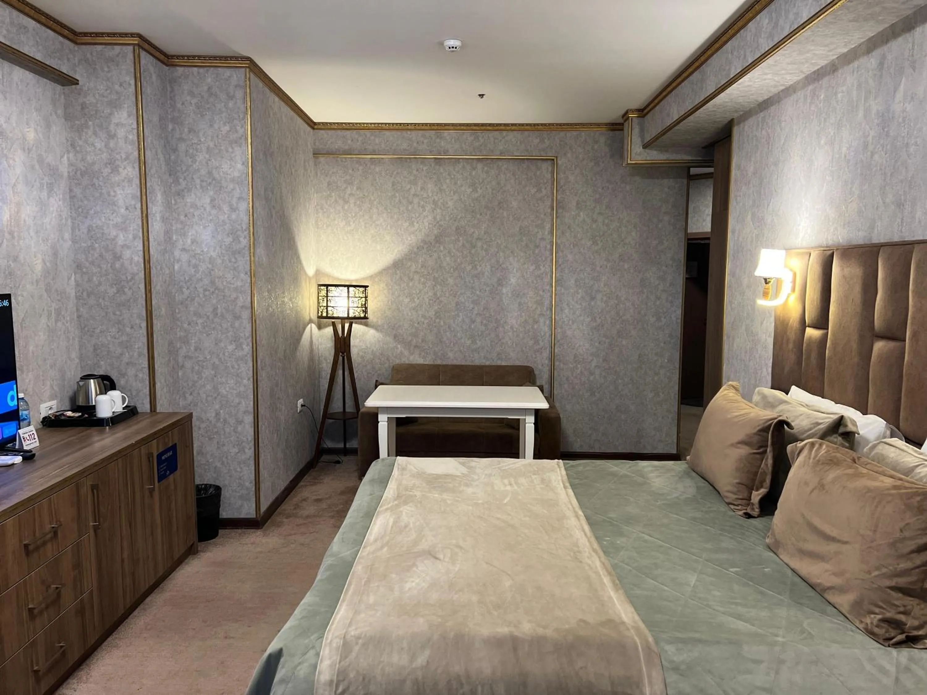 Bedroom, Bed in Alison Boulevard Hotel