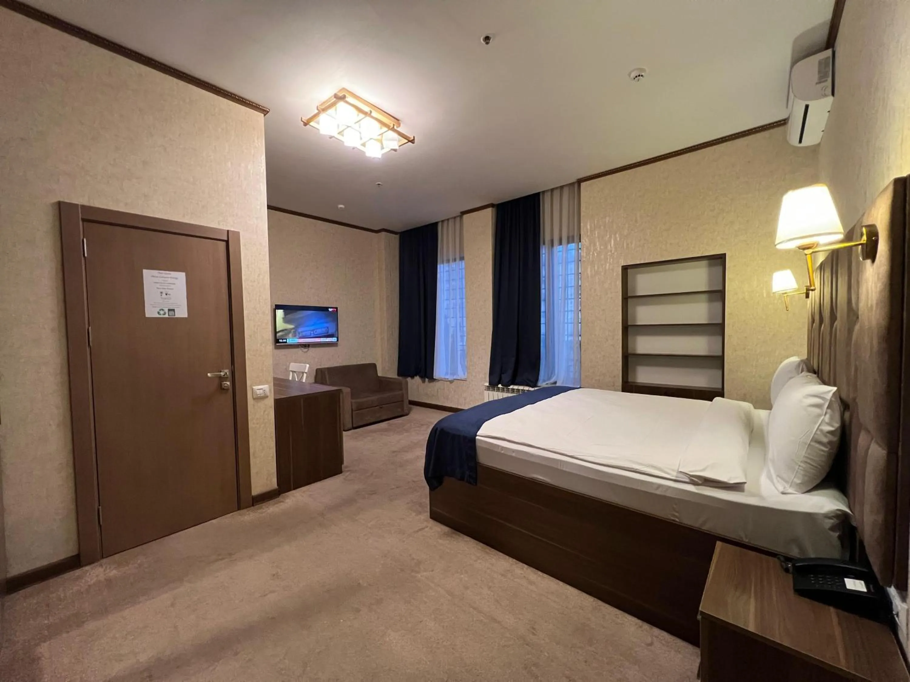 Bedroom, Bed in Alison Boulevard Hotel