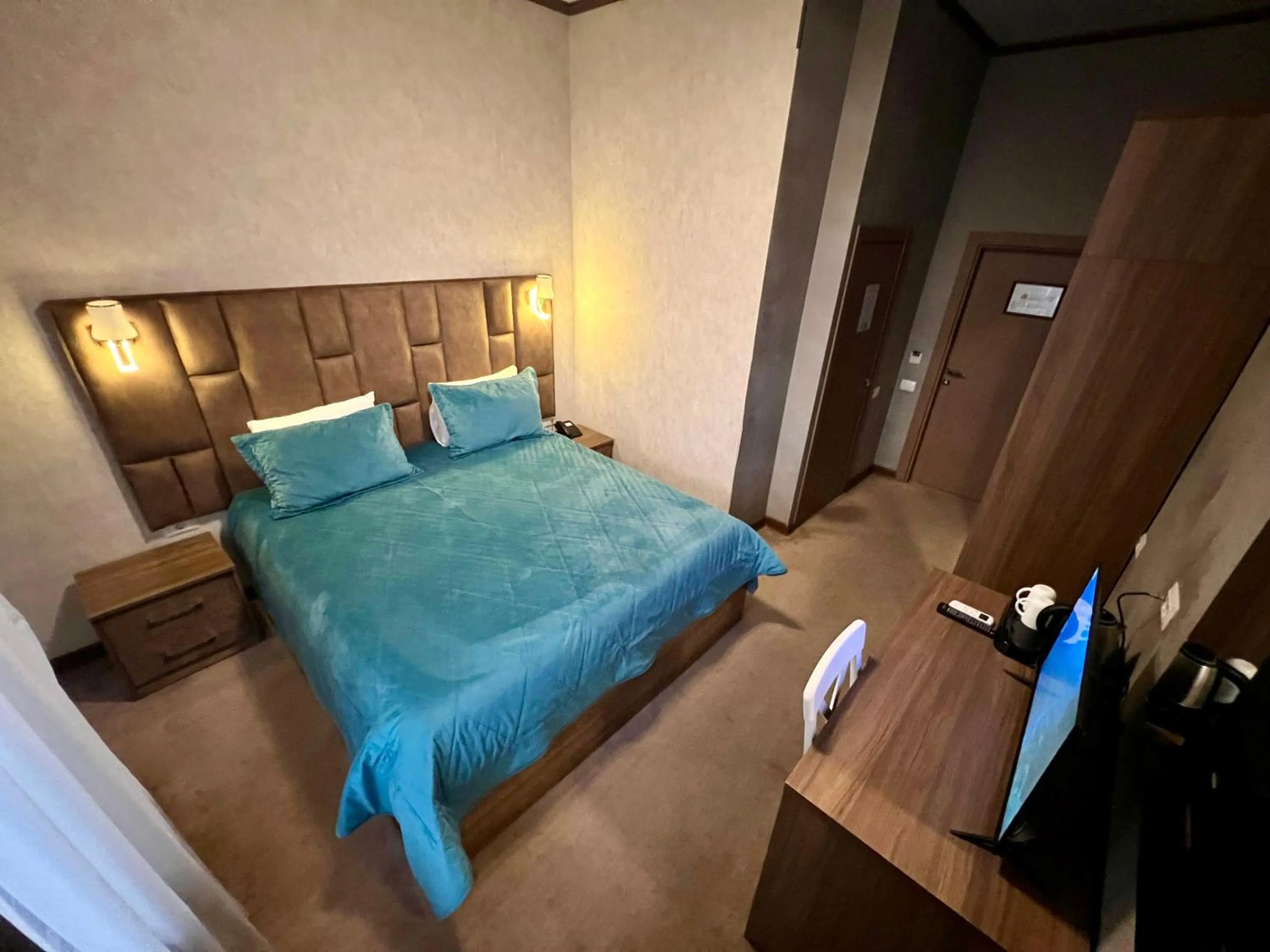 Photo of the whole room, Bed in Alison Boulevard Hotel