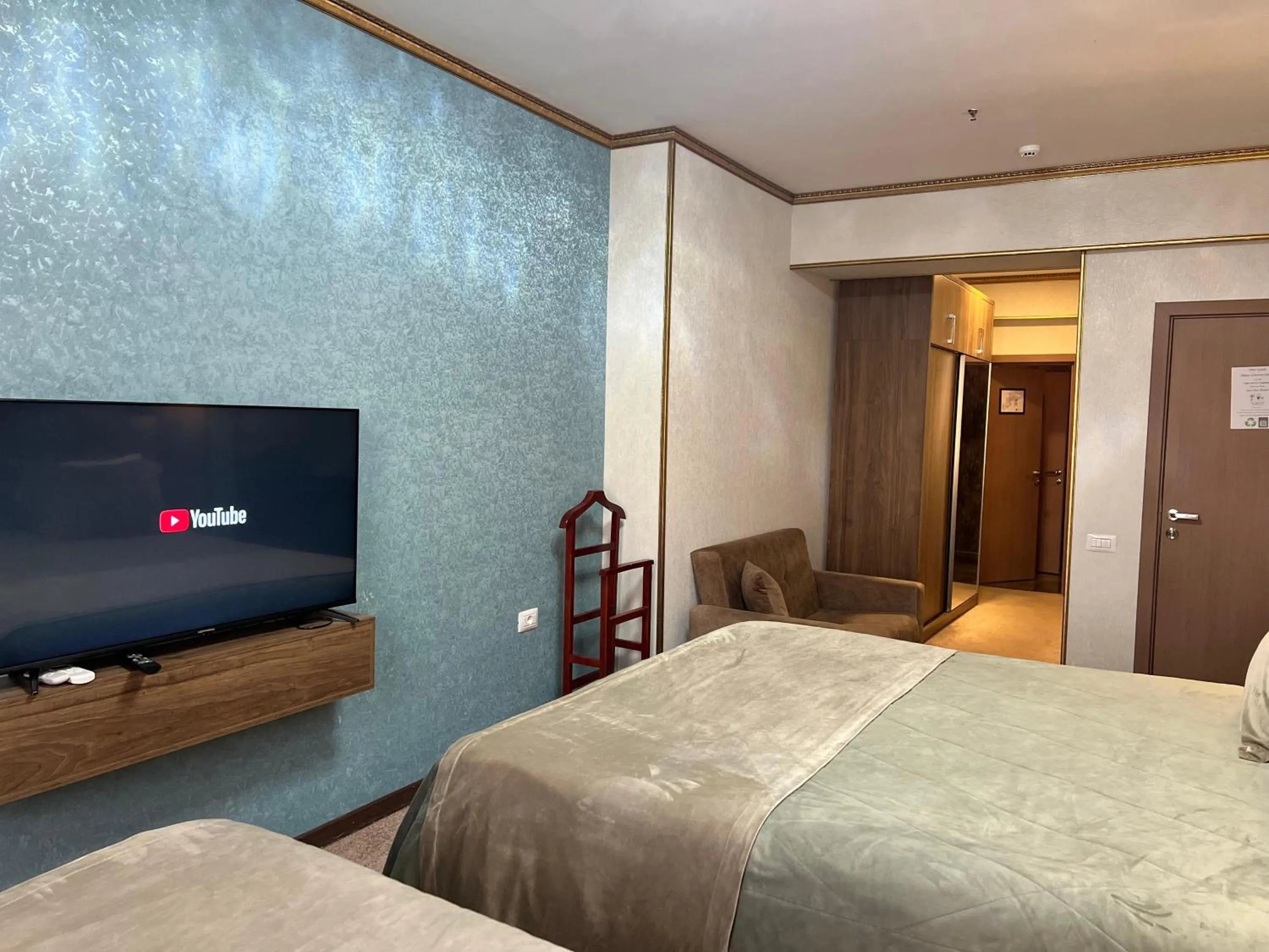 TV and multimedia, Bed in Alison Boulevard Hotel