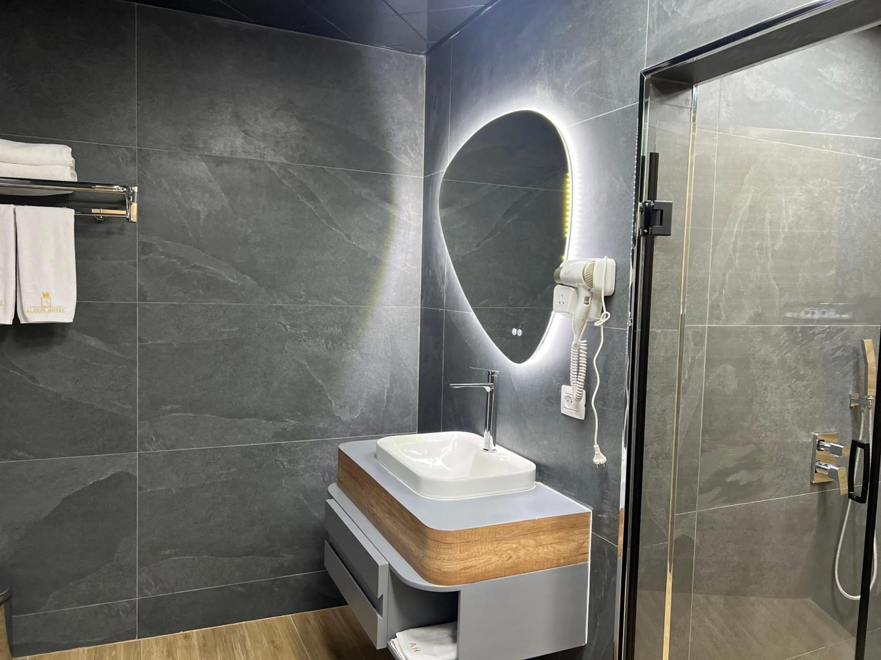 Bathroom in Alison Boulevard Hotel