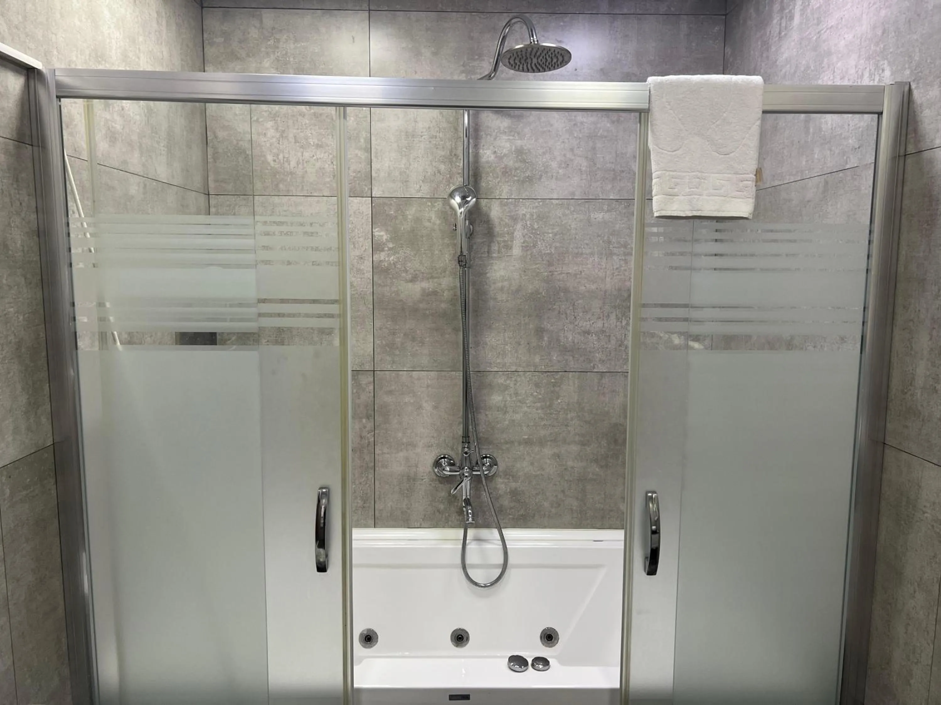 Hot Tub in Alison Boulevard Hotel