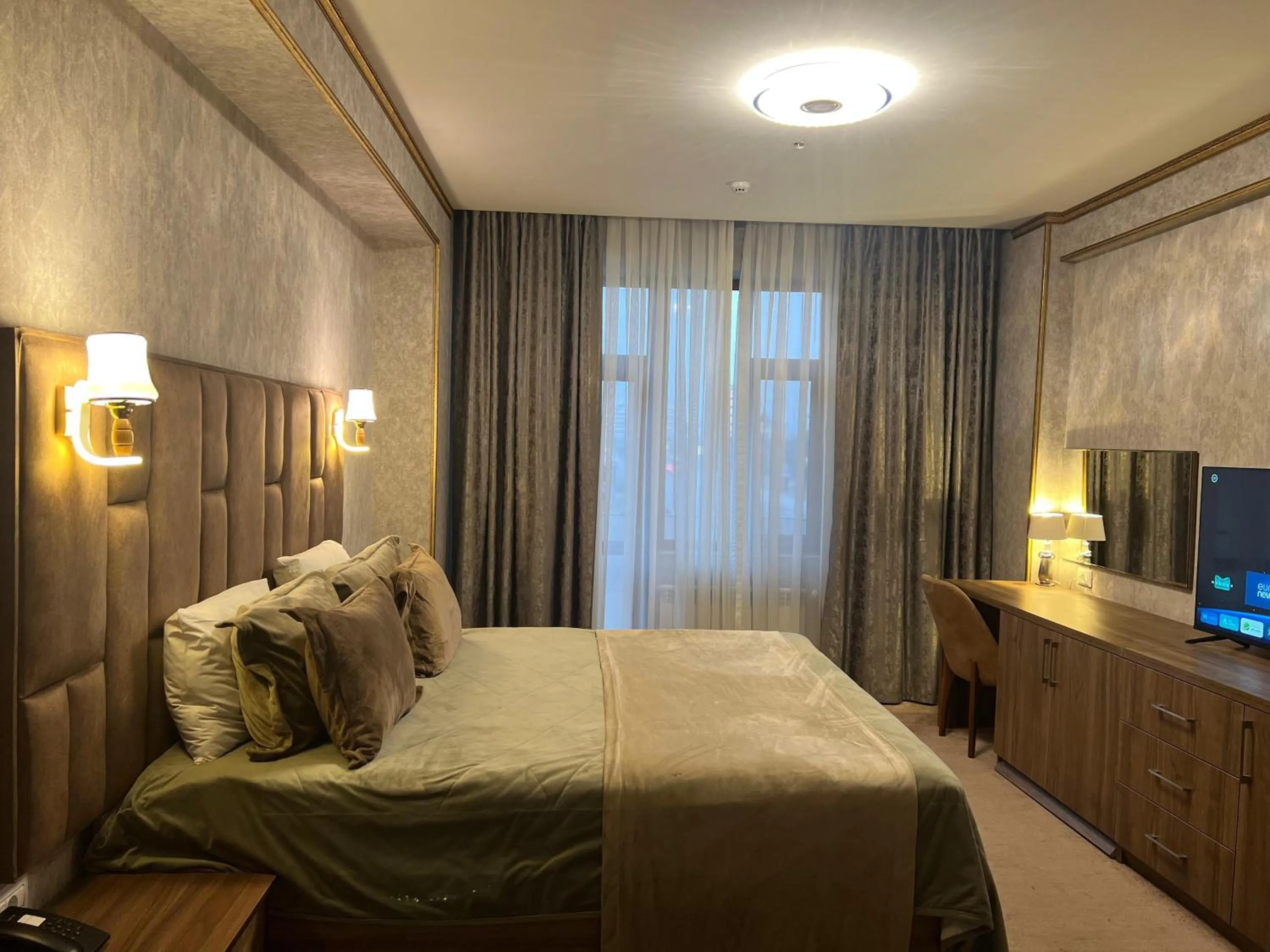 Bedroom, Bed in Alison Boulevard Hotel