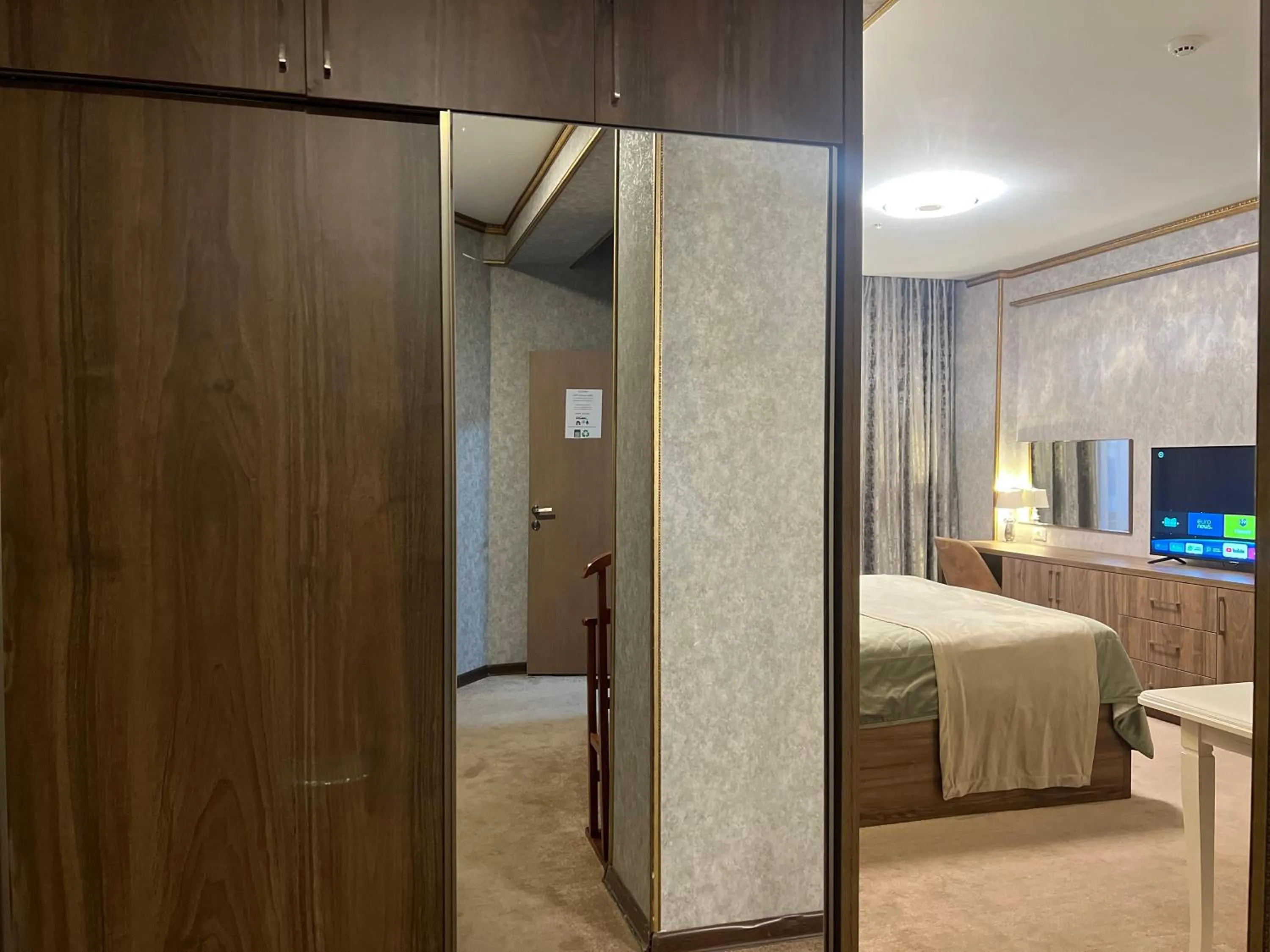 wardrobe, Bed in Alison Boulevard Hotel