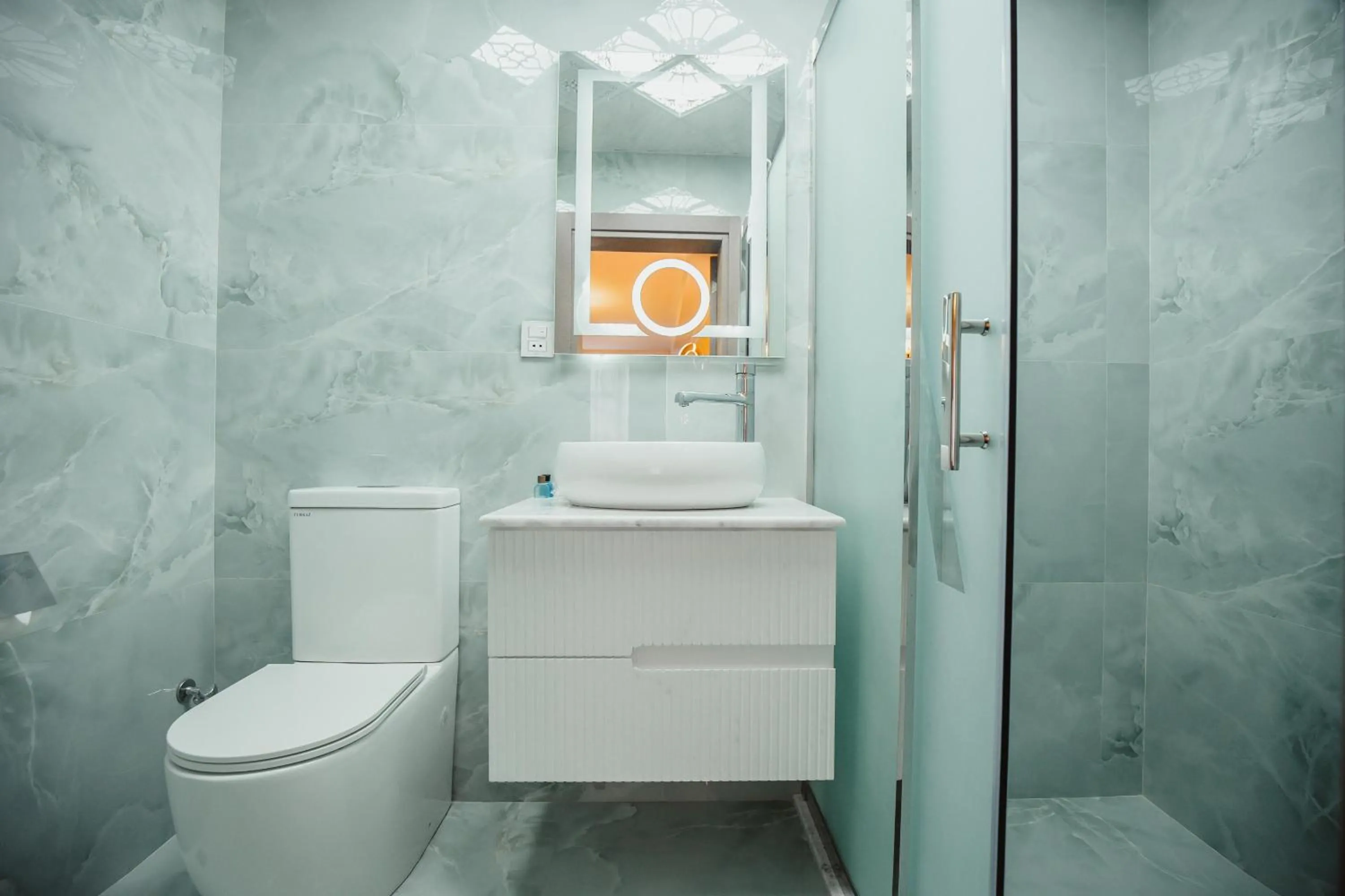 Bathroom in Alison Boulevard Hotel