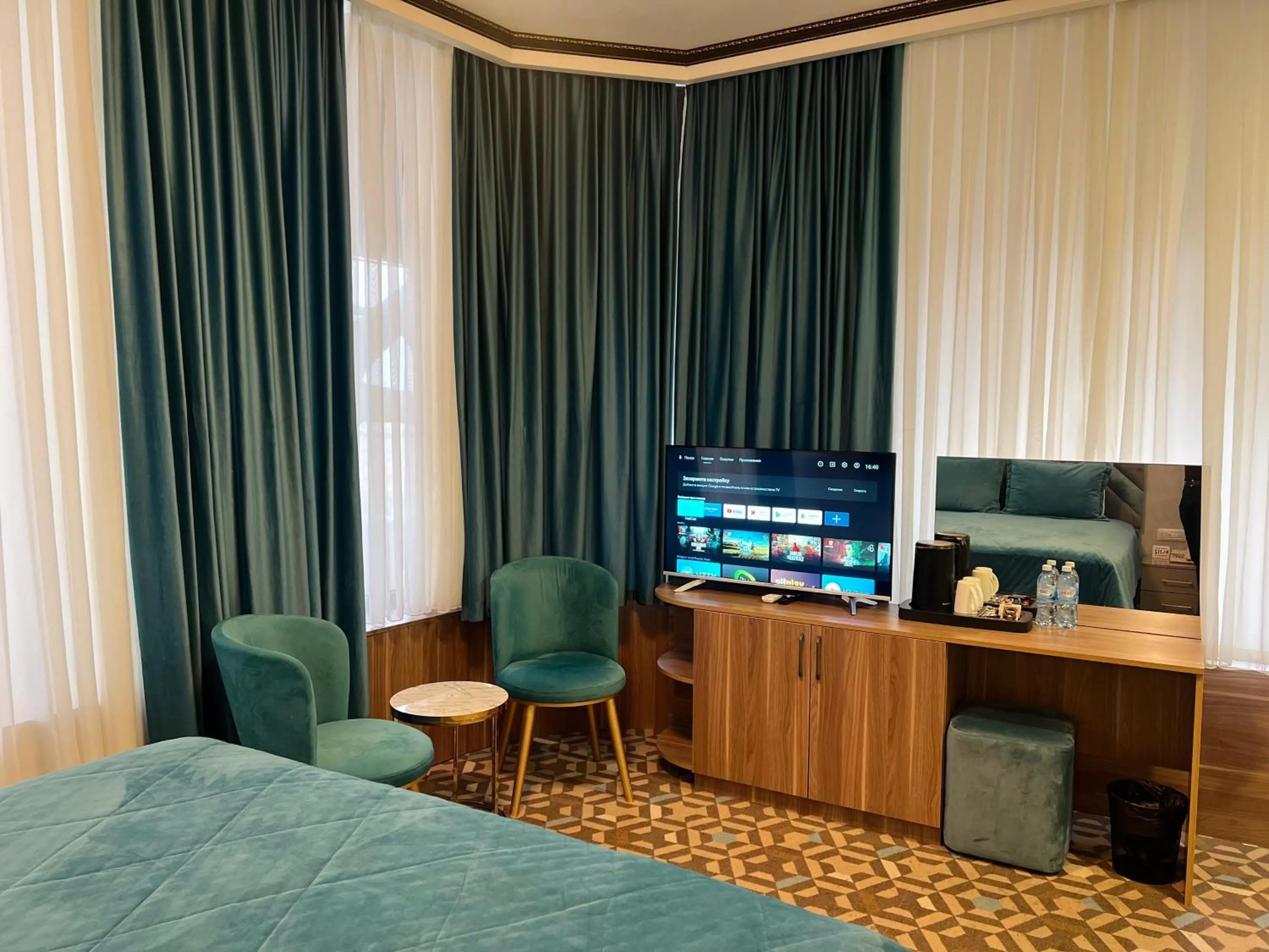 Seating area, Bed in Alison Boulevard Hotel
