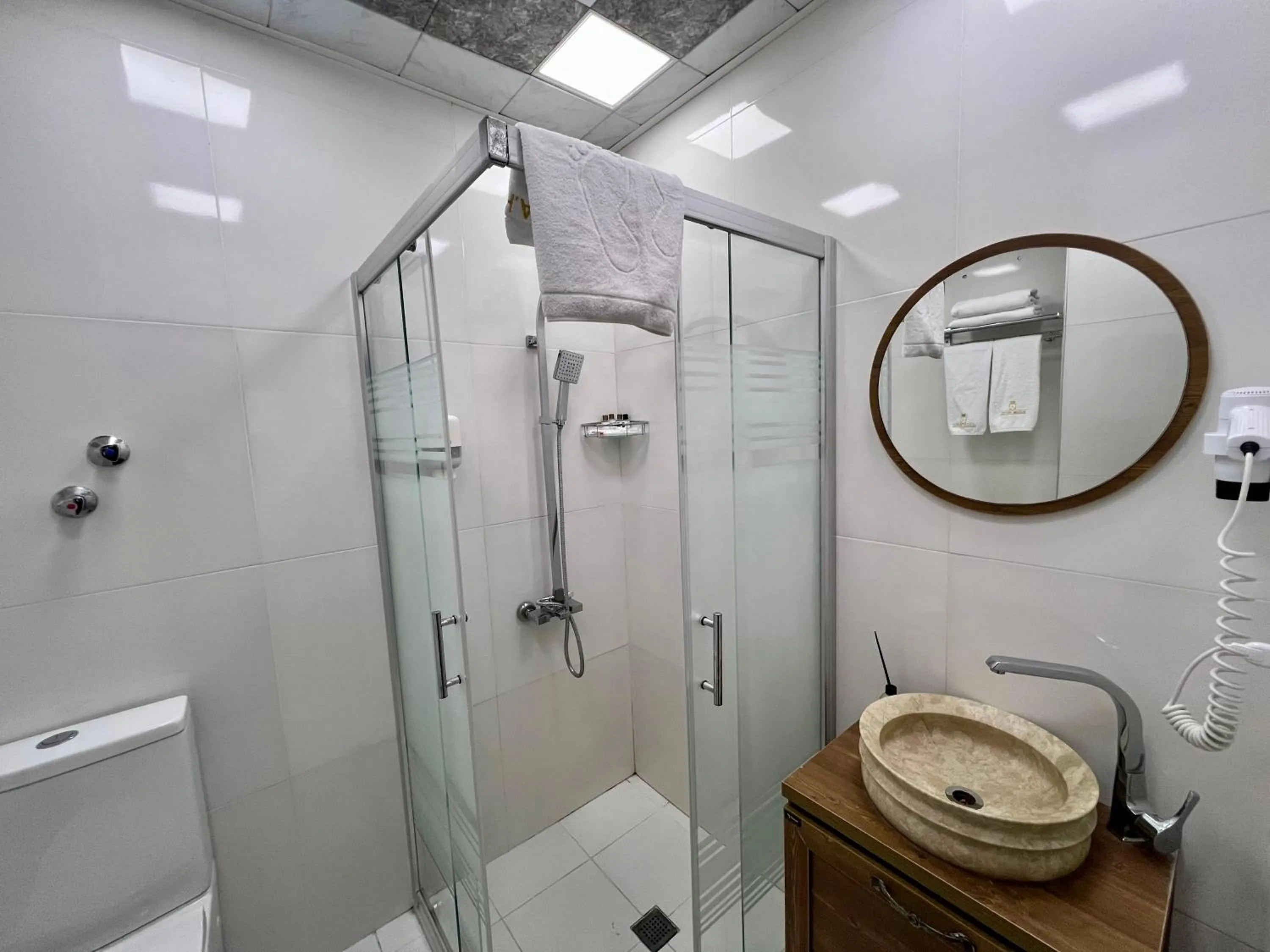 Bathroom in Alison Boulevard Hotel