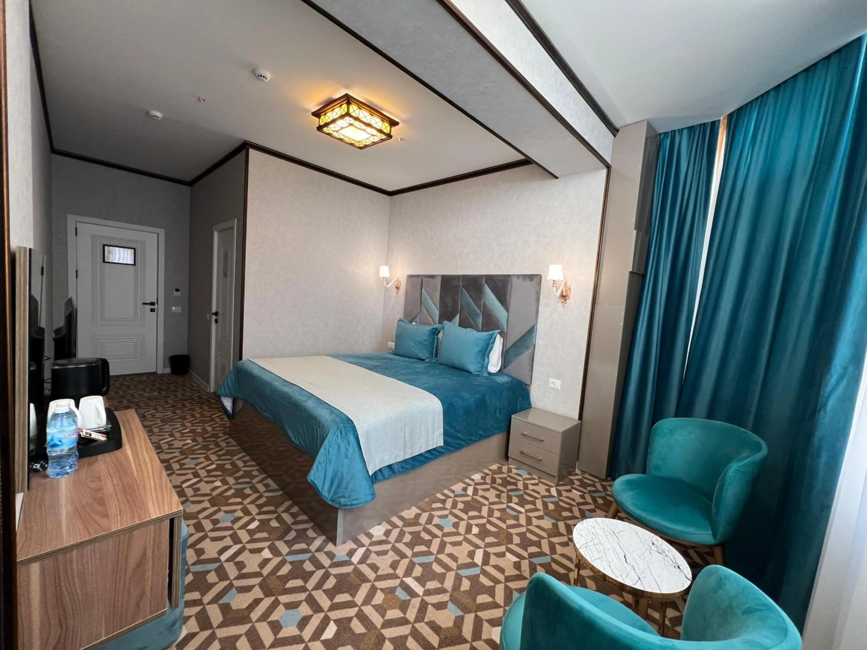Bedroom, Bed in Alison Boulevard Hotel