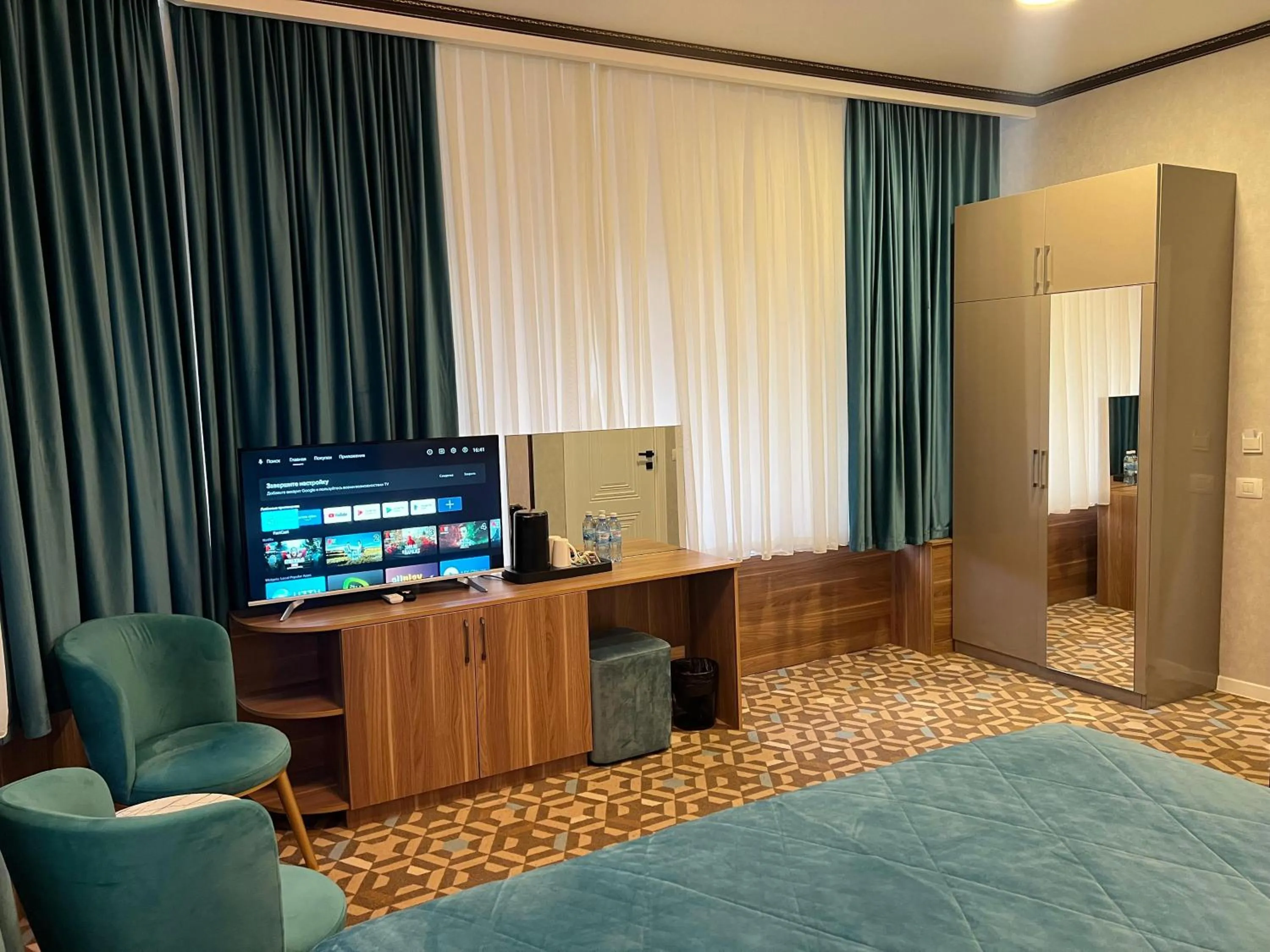 TV and multimedia in Alison Boulevard Hotel