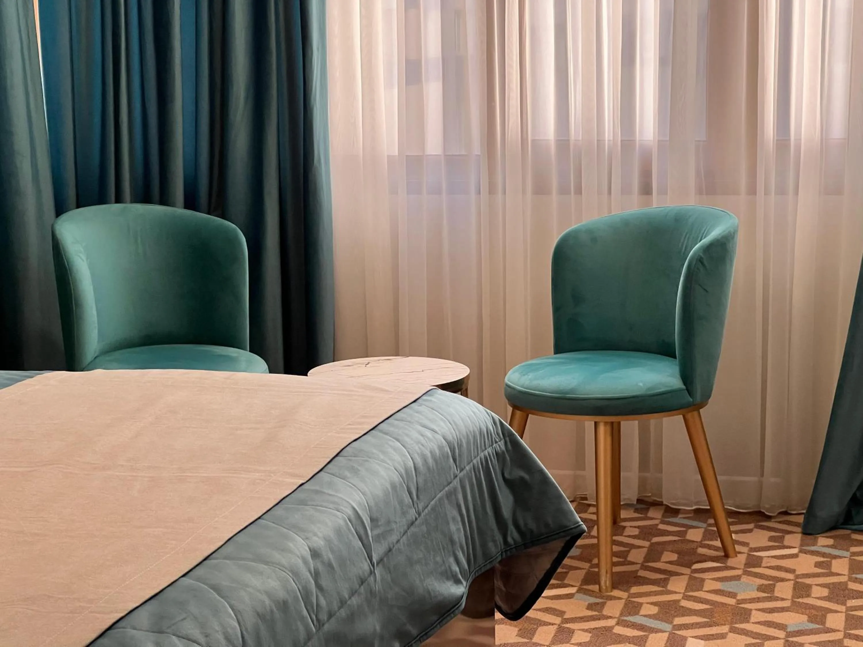 Seating area, Bed in Alison Boulevard Hotel
