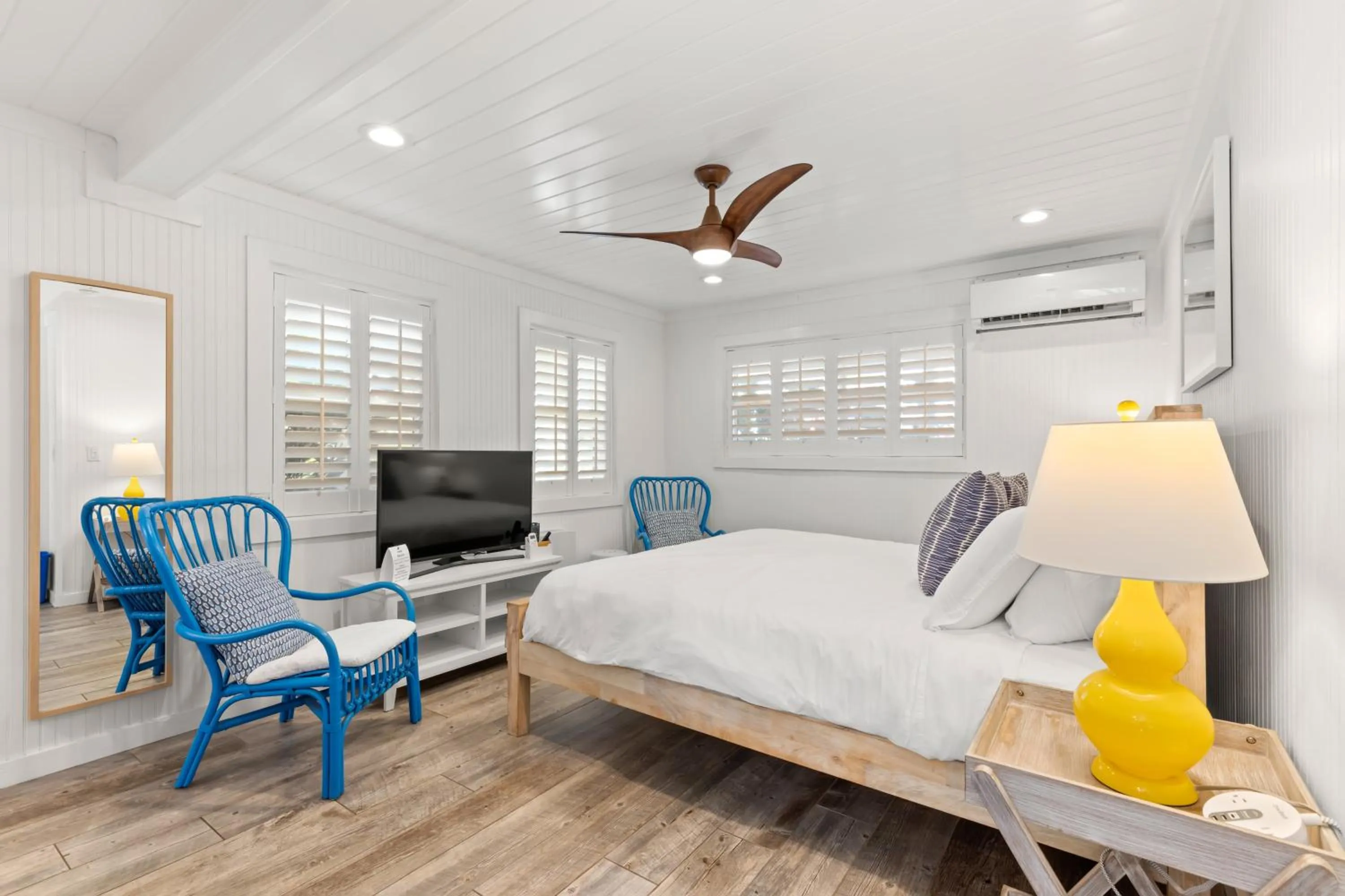 Seating area, Bed in Inn on the Beach