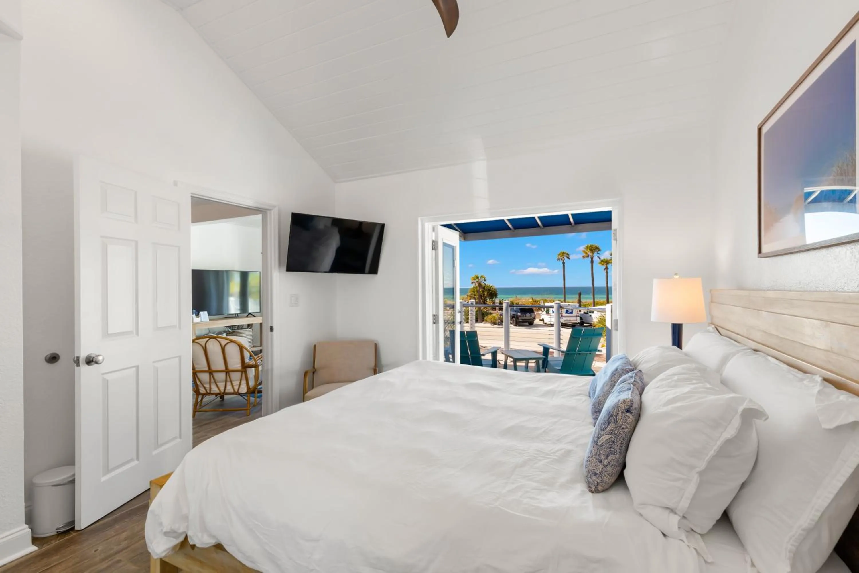 Bedroom, Bed in Inn on the Beach