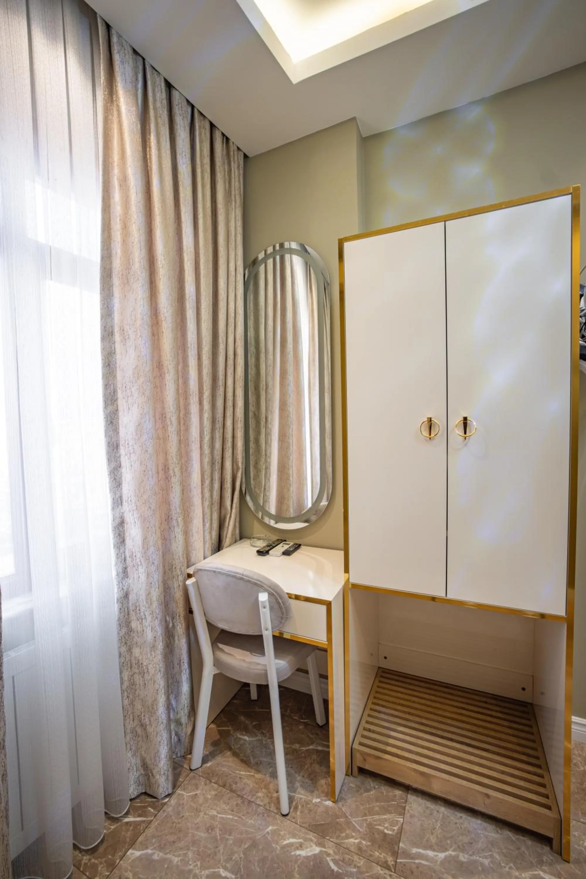 hair dresser in Hotel Flash