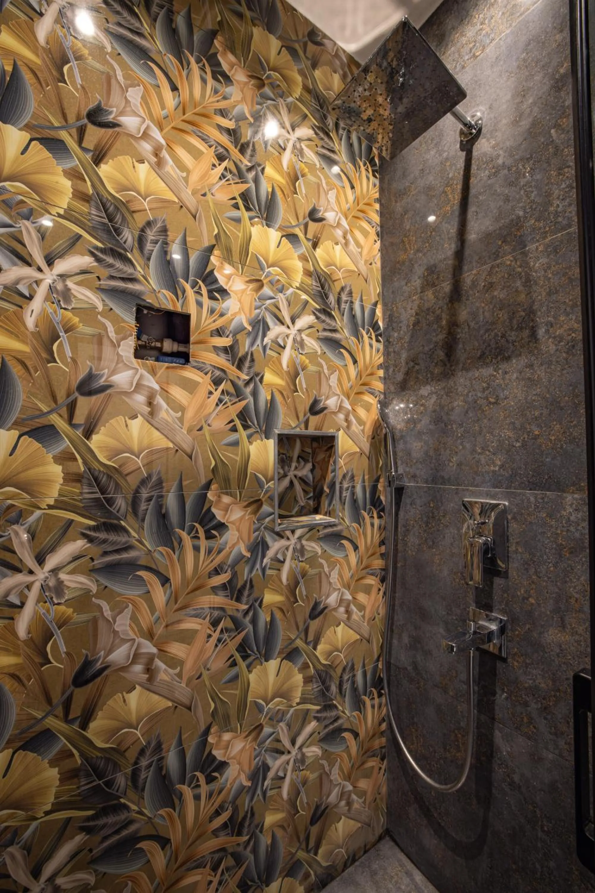 Shower in Hotel Flash