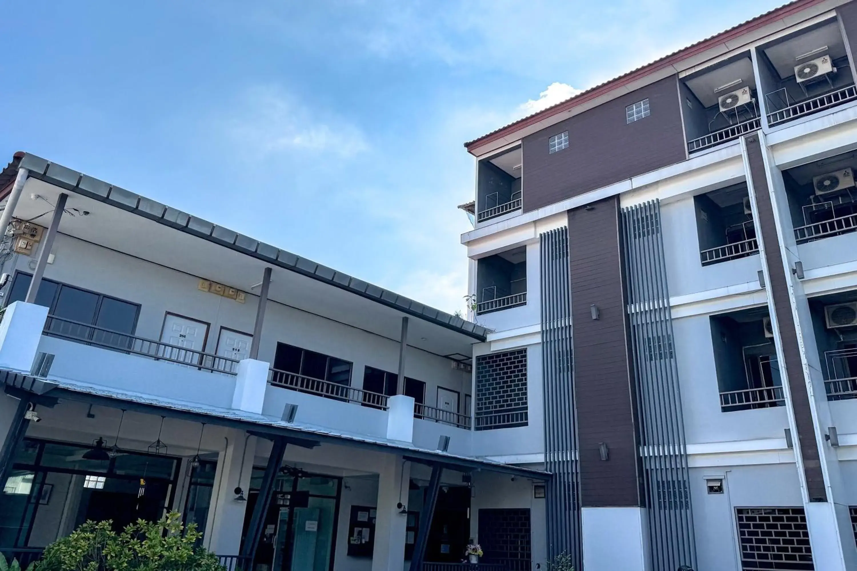 Property building in Jitrawadee Hotel Property building in Jitrawadee Hotel