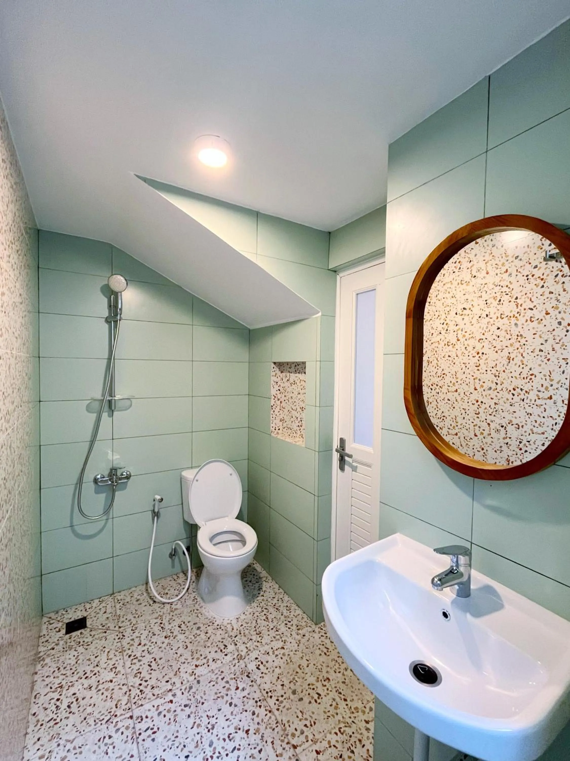 Shower in Sampai Living Tugu