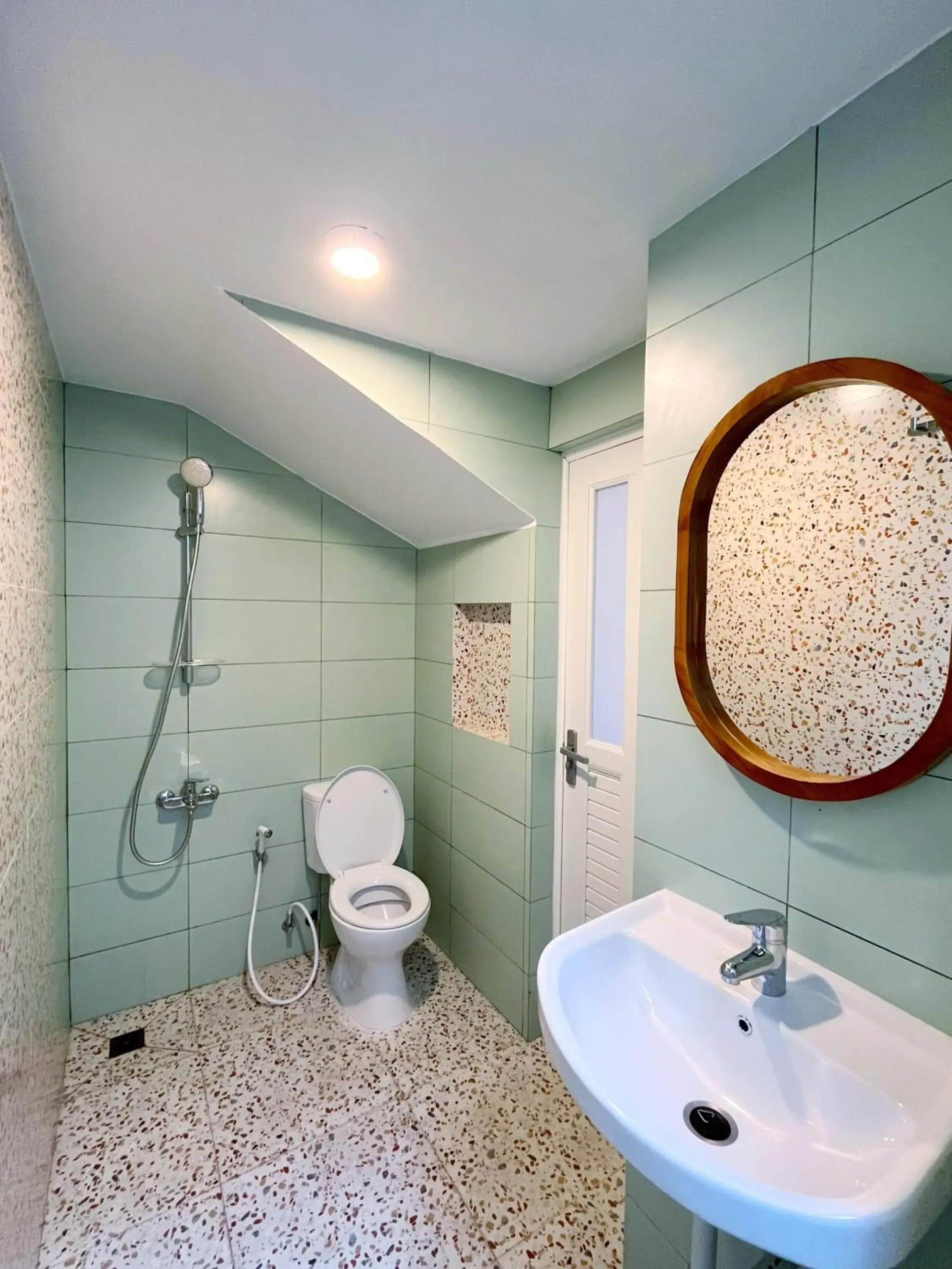 Shower in Sampai Living Tugu Shower in Sampai Living Tugu