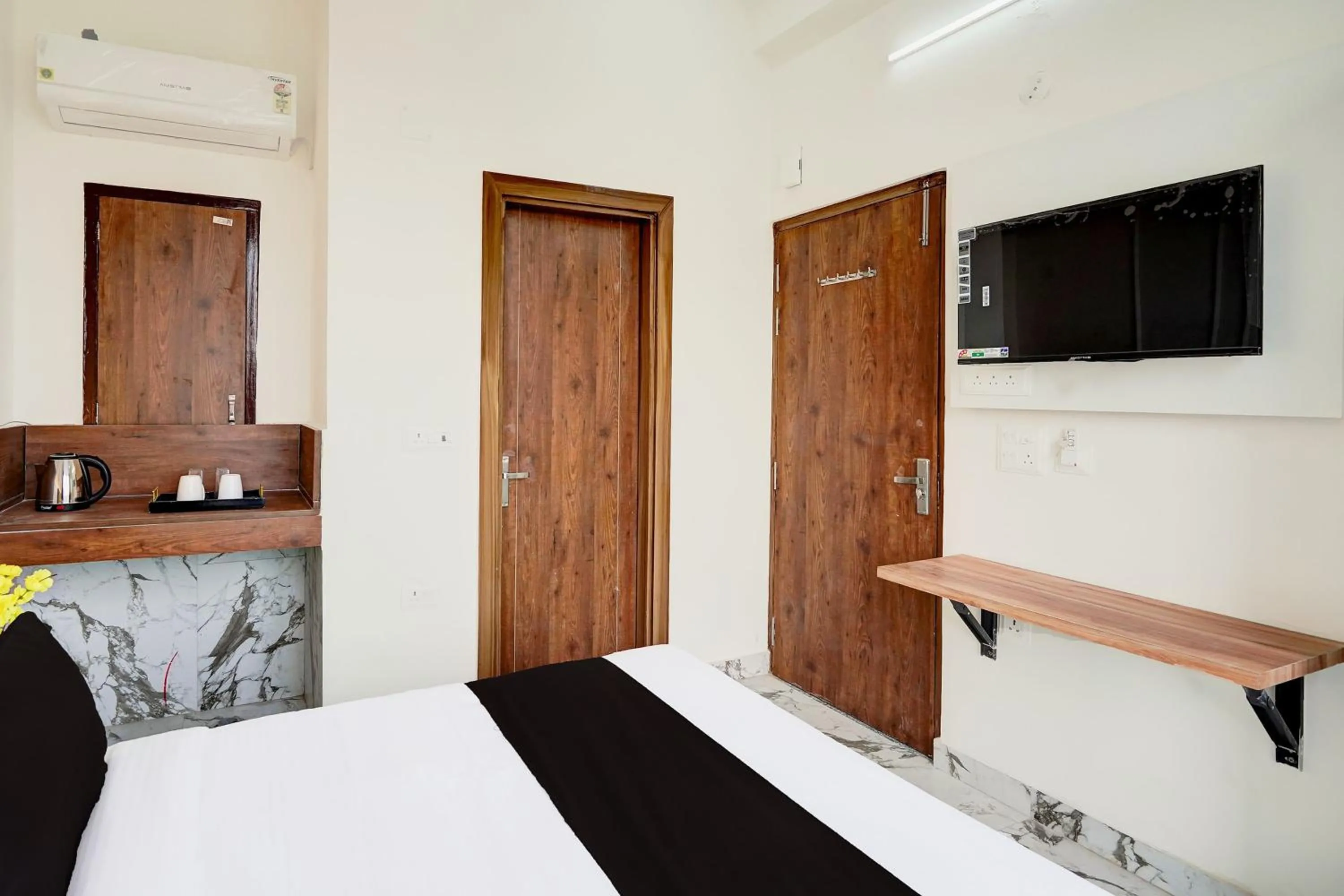 Bedroom, Bed in Super Collection O Surajpur Chowk Greater Noida