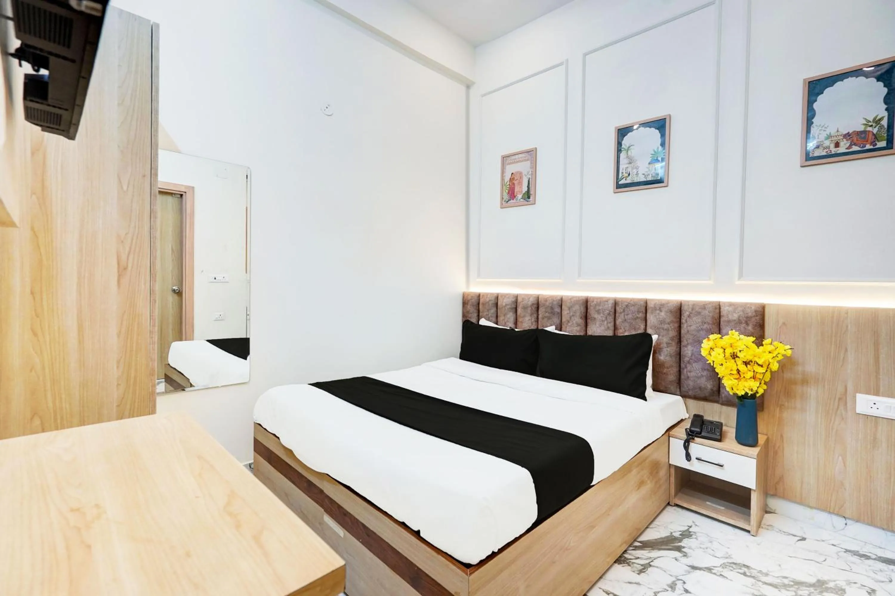 Bedroom, Bed in Super Collection O Surajpur Chowk Greater Noida