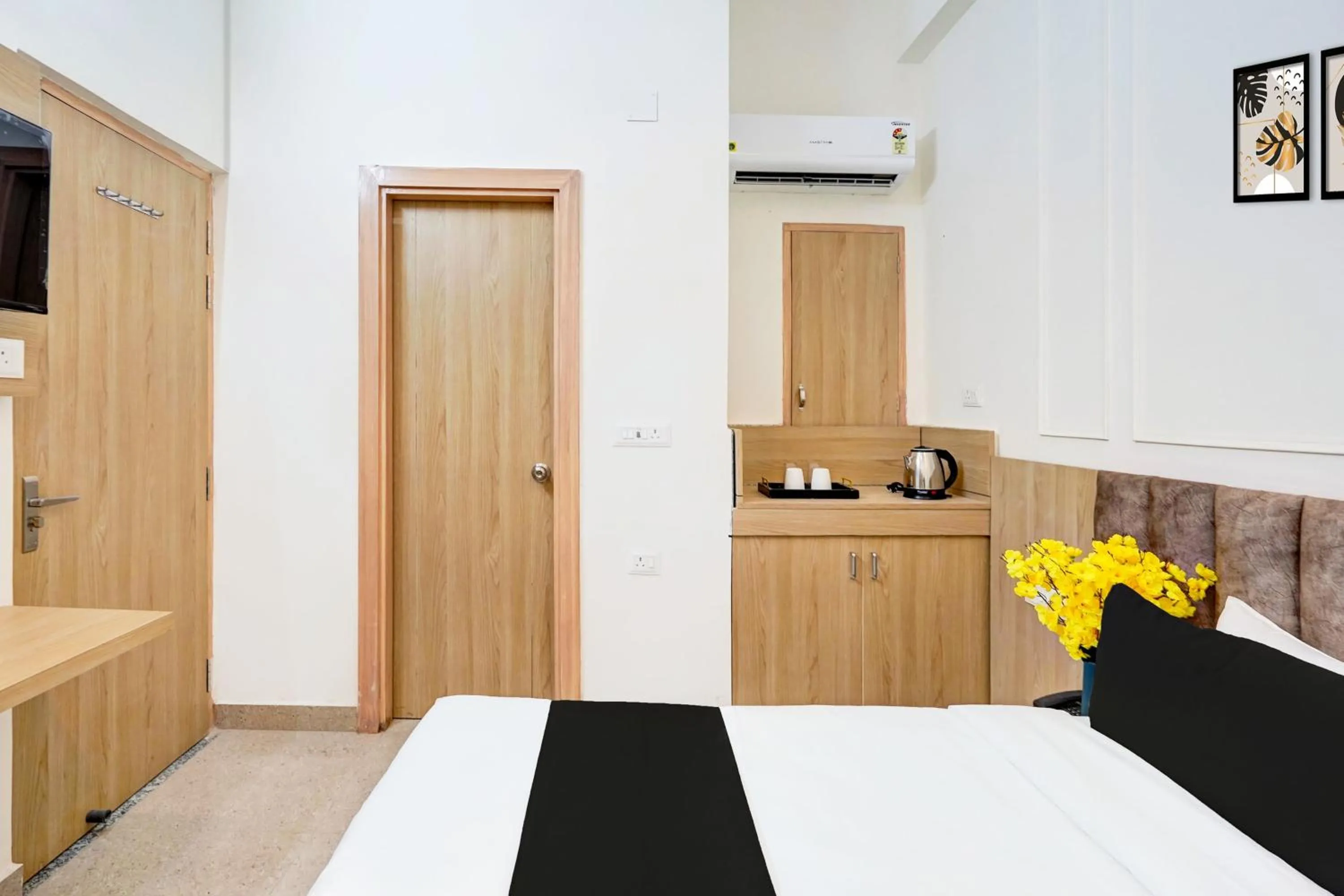 Bedroom, Bed in Super Collection O Surajpur Chowk Greater Noida