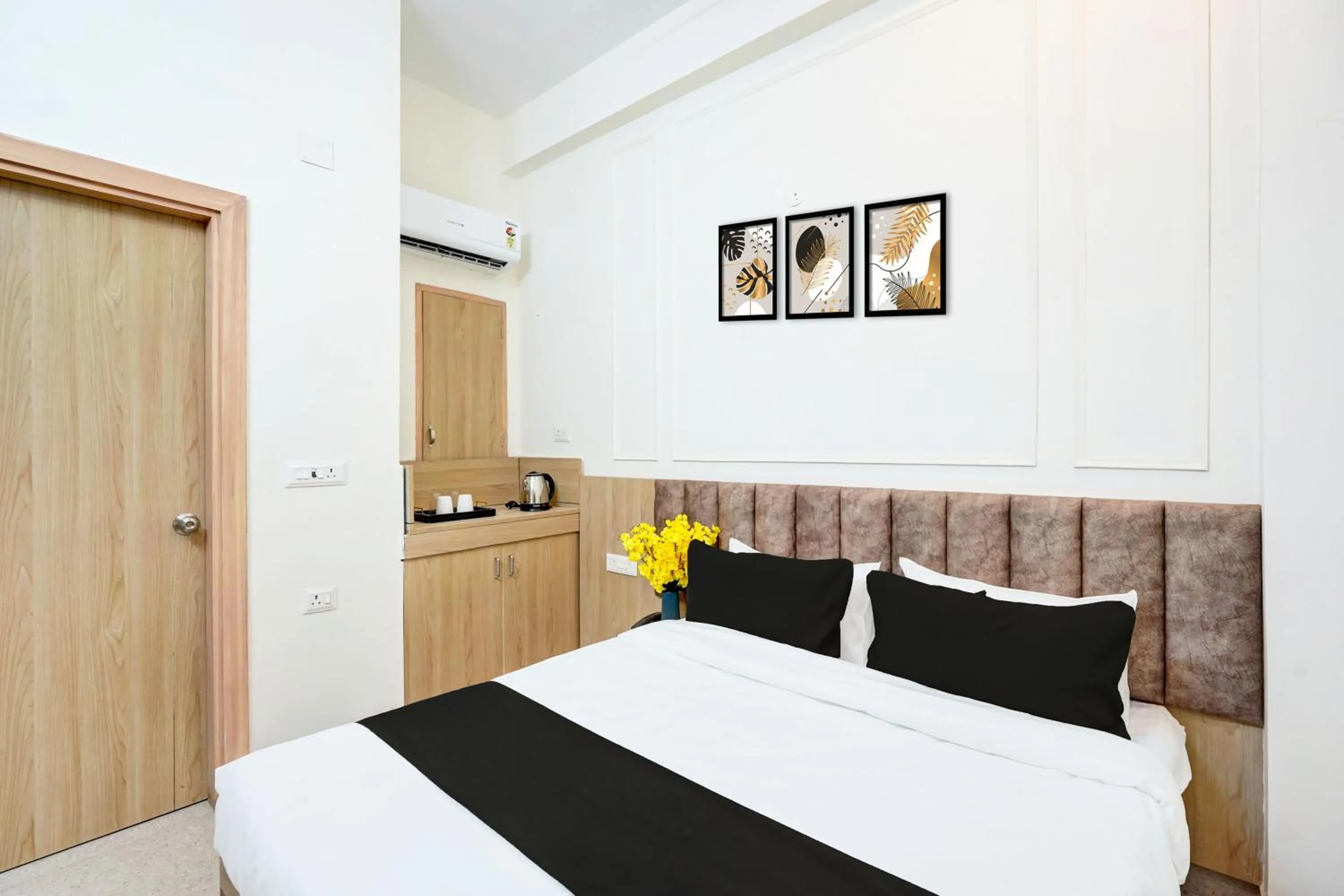 Bedroom, Bed in Super Collection O Surajpur Chowk Greater Noida