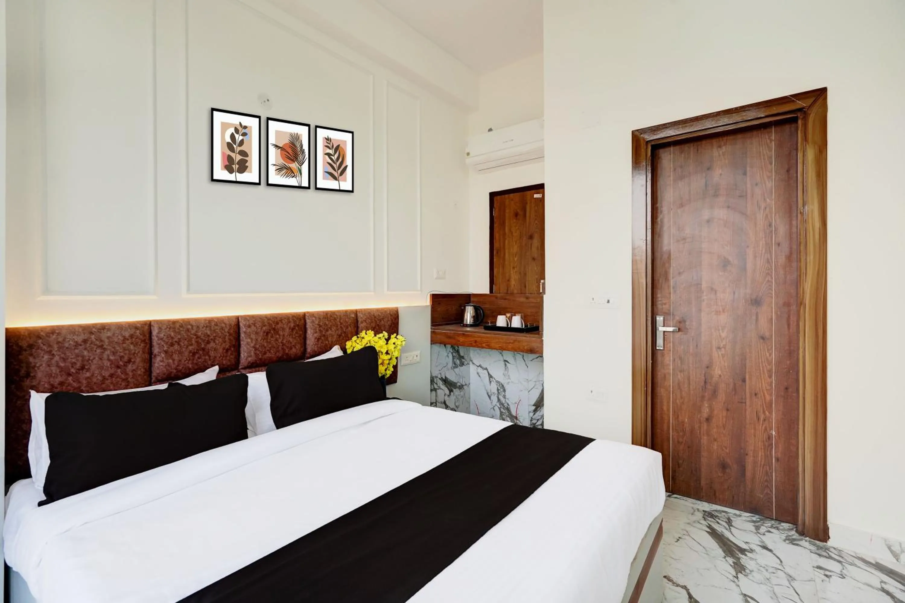 Bedroom, Bed in Super Collection O Surajpur Chowk Greater Noida