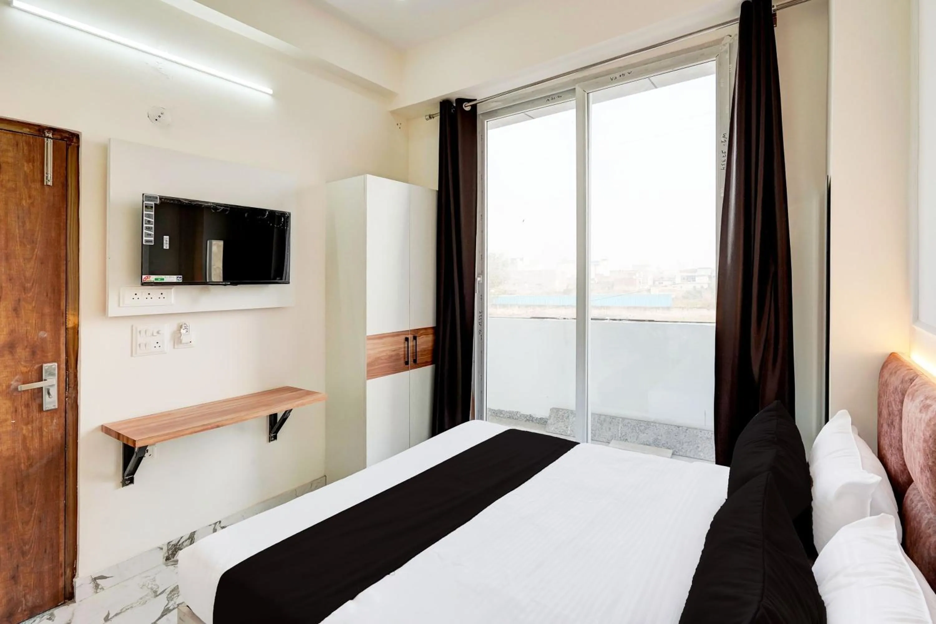 Bedroom, Bed in Super Collection O Surajpur Chowk Greater Noida