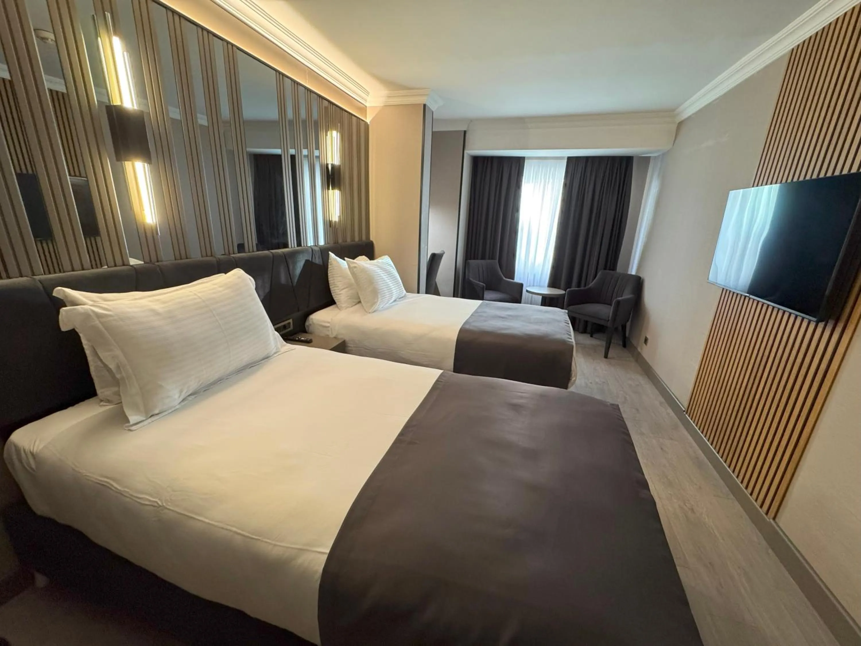 TV and multimedia, Bed in Aven Hotel