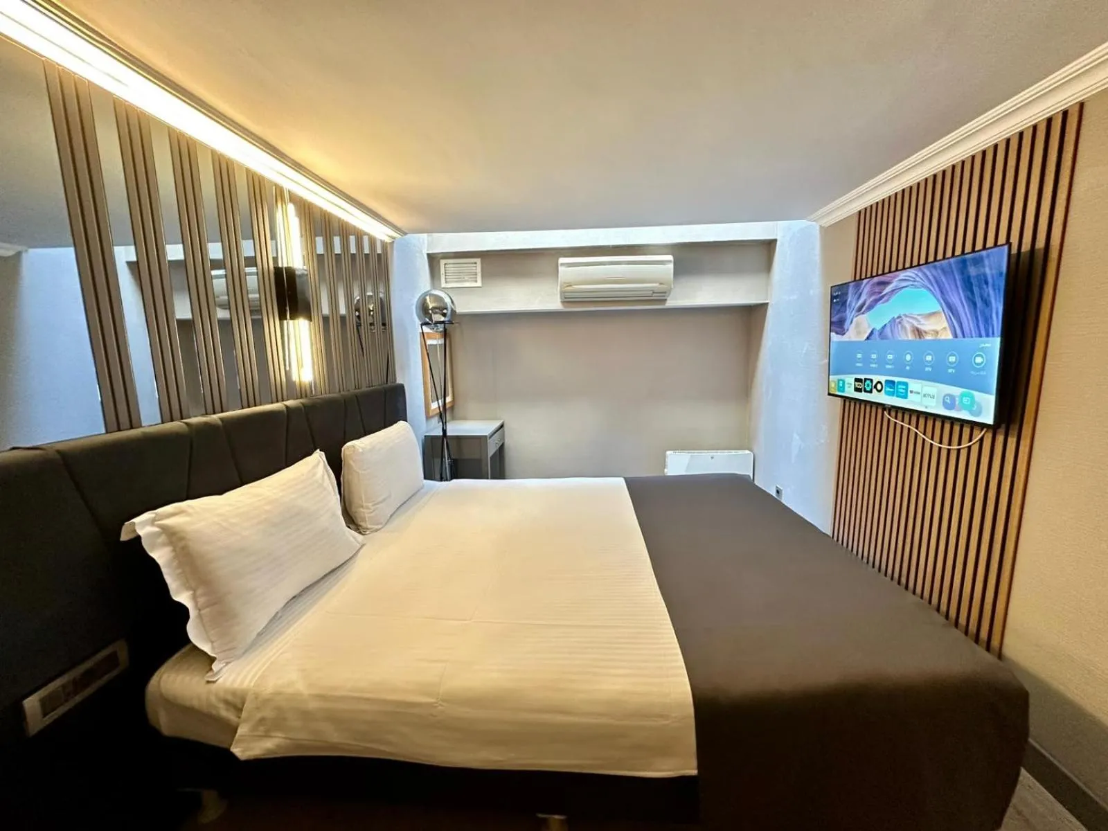 TV and multimedia, Bed in Aven Hotel