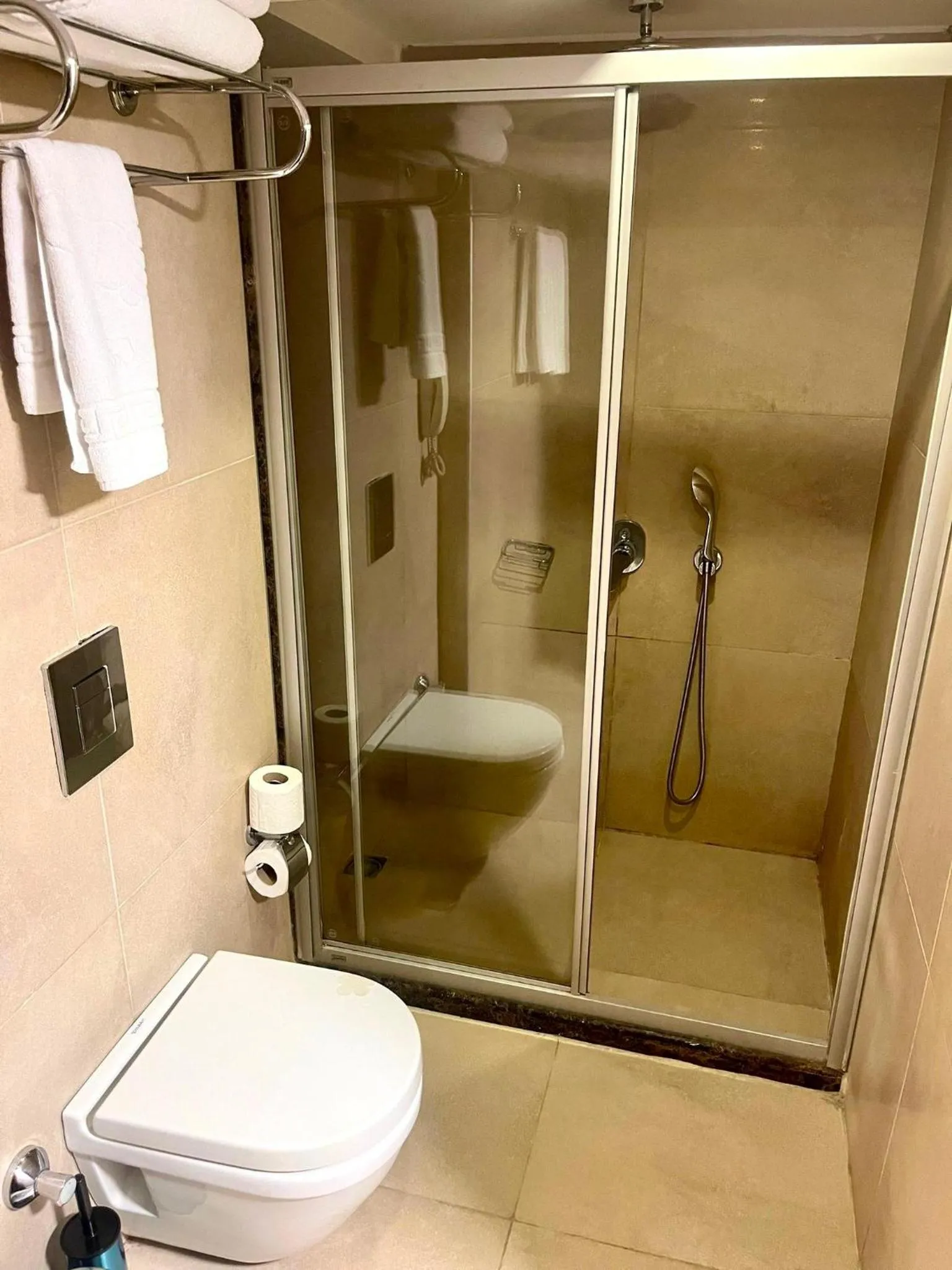 Shower in Aven Hotel