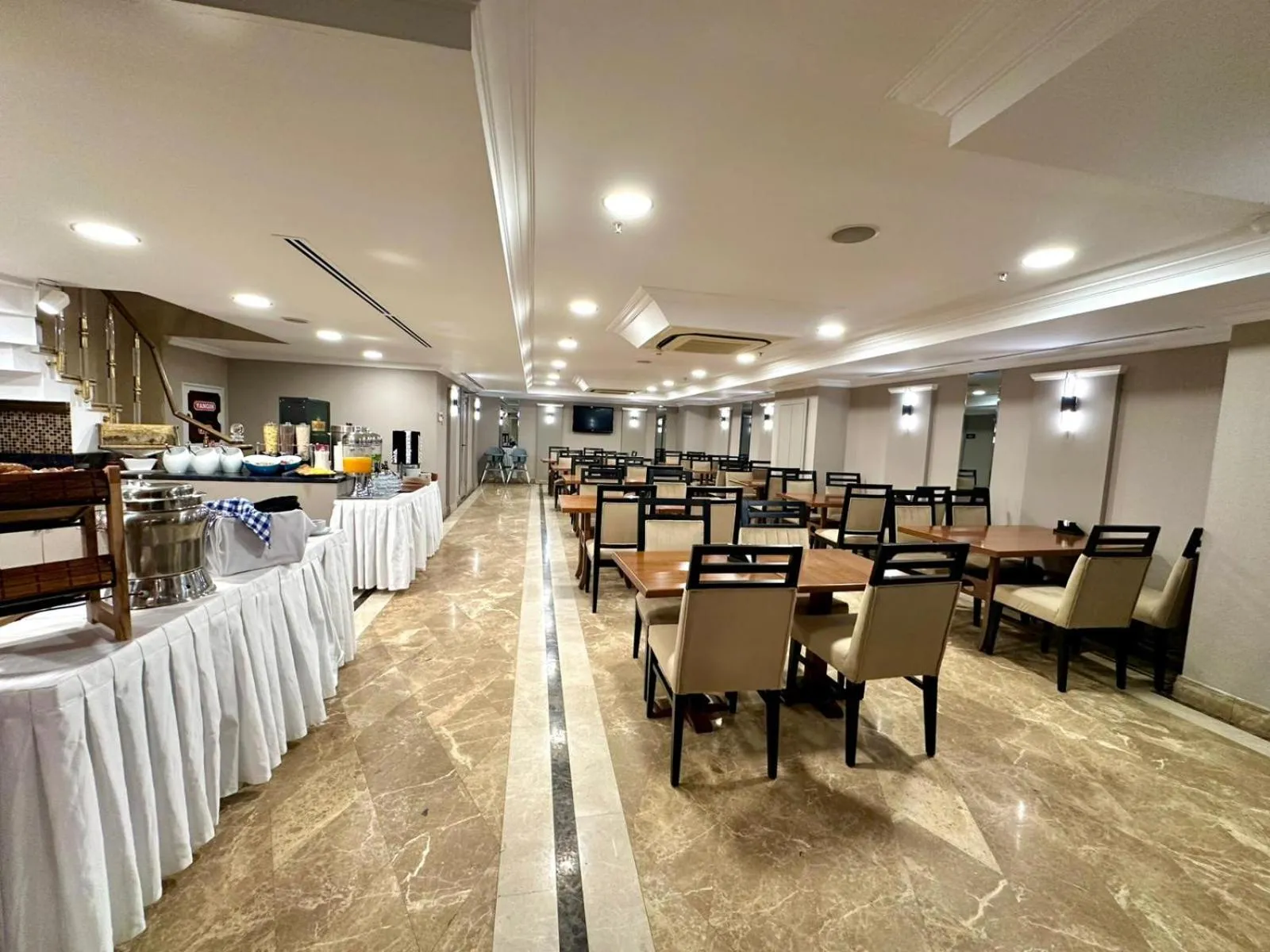 Restaurant/places to eat in Aven Hotel