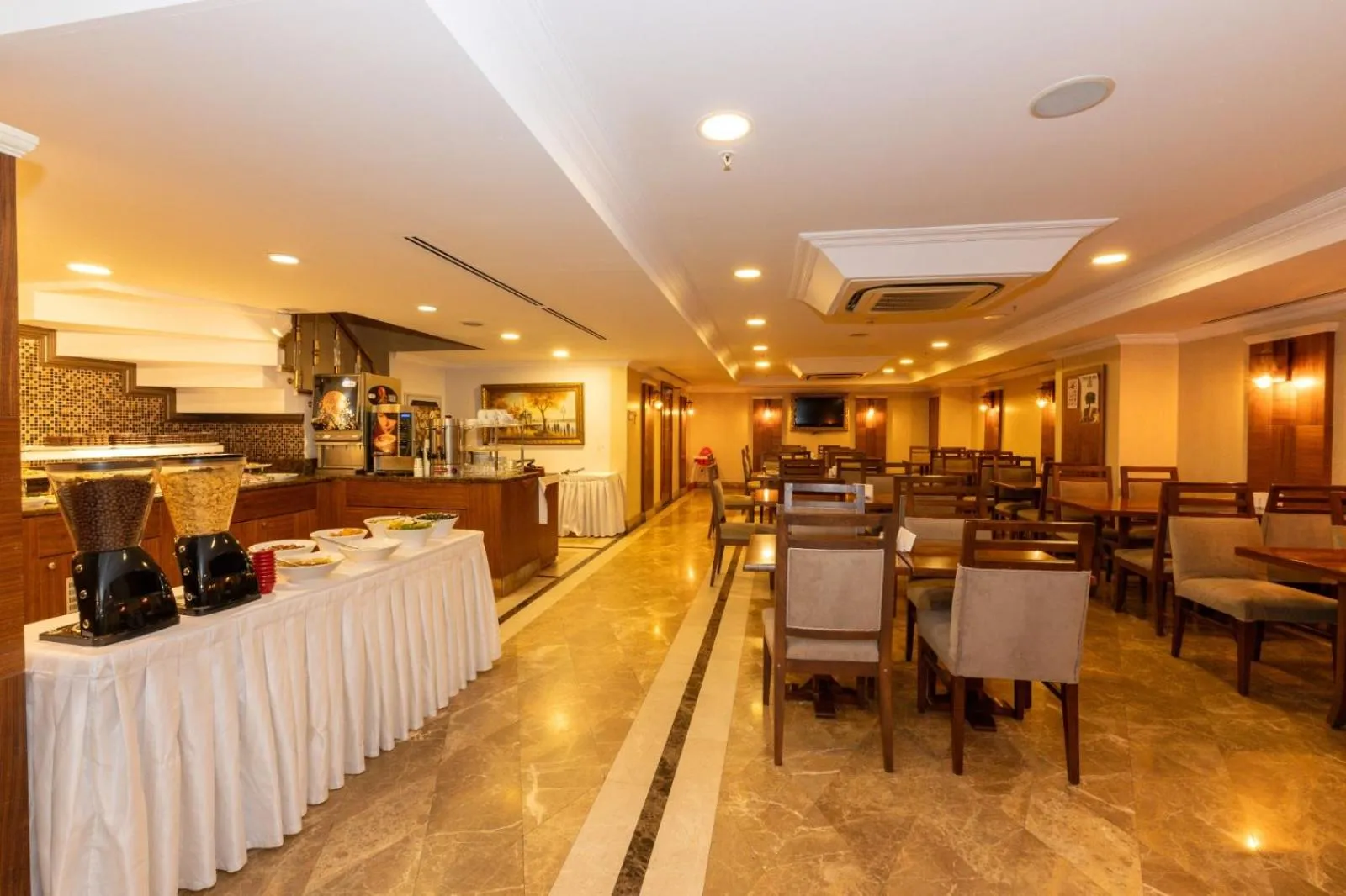 Restaurant/places to eat in Aven Hotel