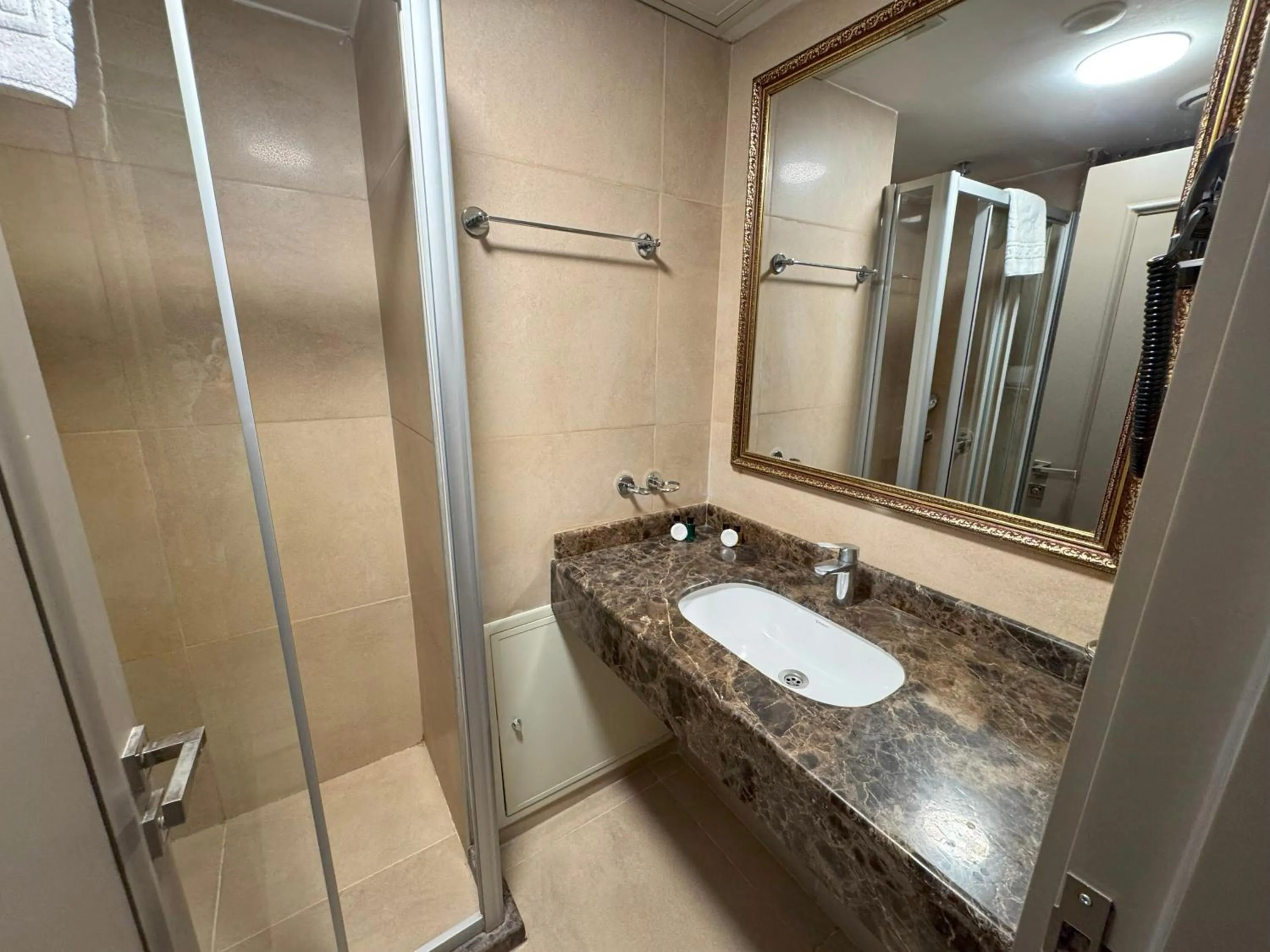 Shower in Aven Hotel