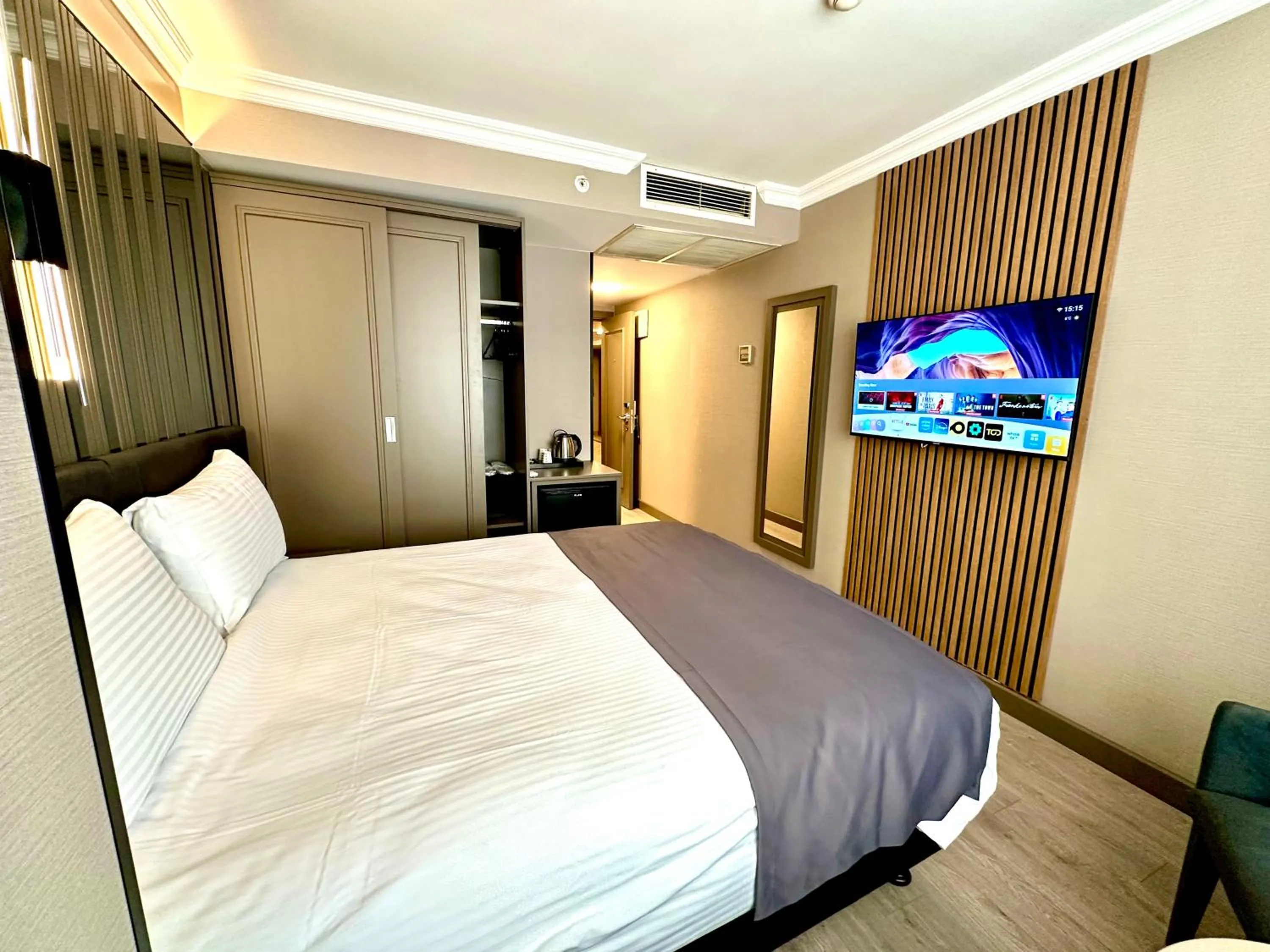 TV and multimedia, Bed in Aven Hotel