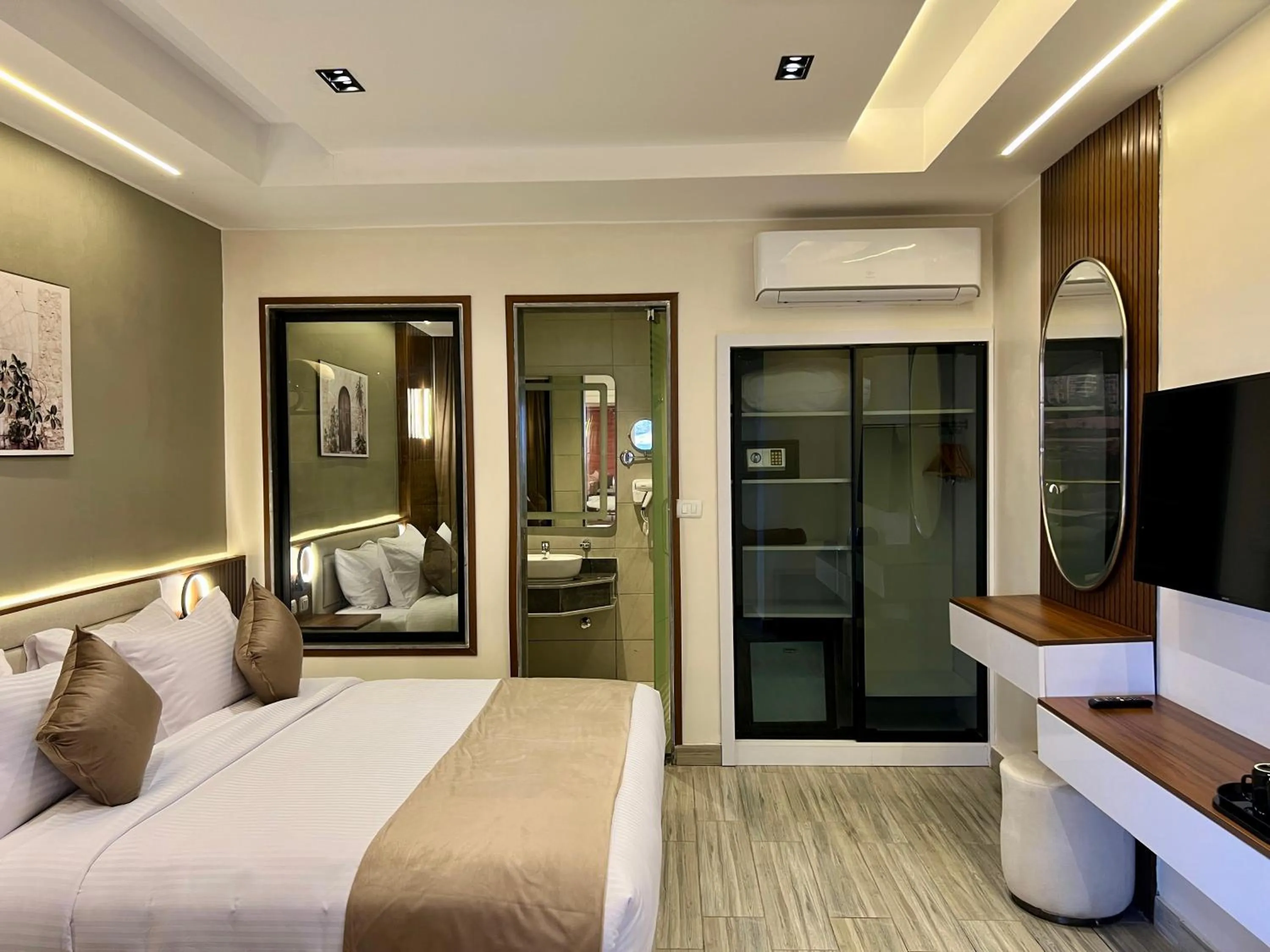 Photo of the whole room, Bed in XU San Stefano Hotel Alexandria